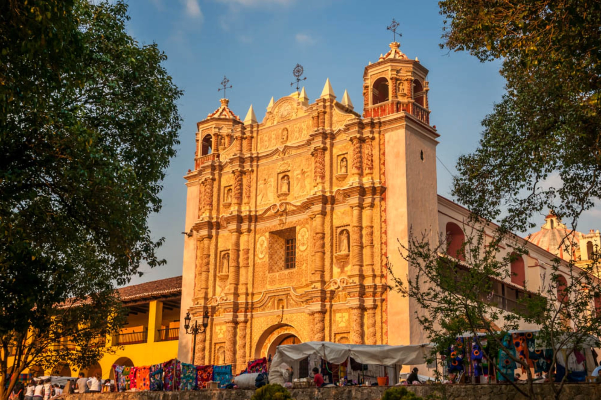 Iglesia de Santo Domingo - i latinamerikansk barokstil - med marked foran