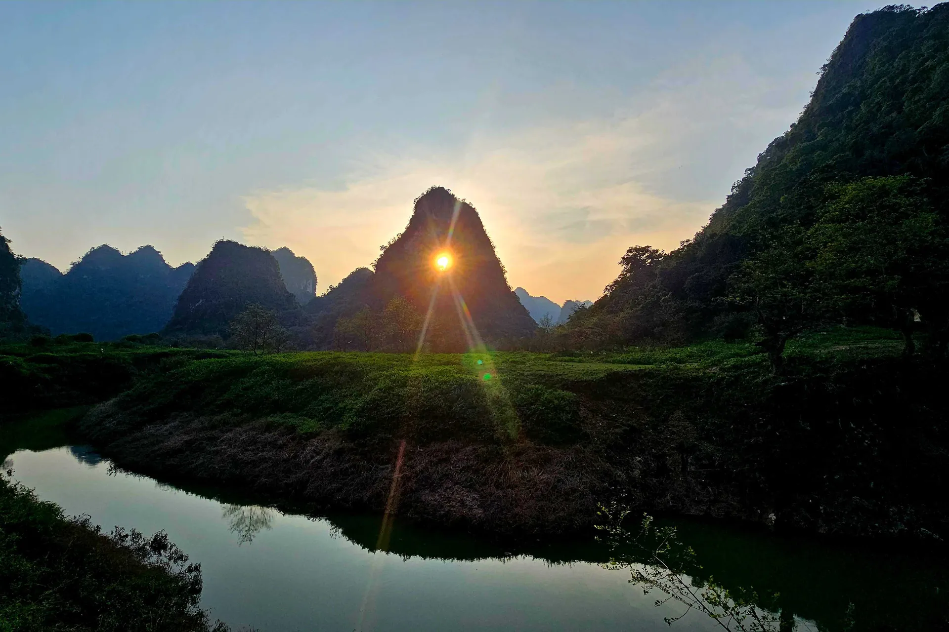 Solnedgang over bjerglandskabet i Cao Bang-provinsen Solnedgang over bjerglandskabet i Cao Bang-provinsen