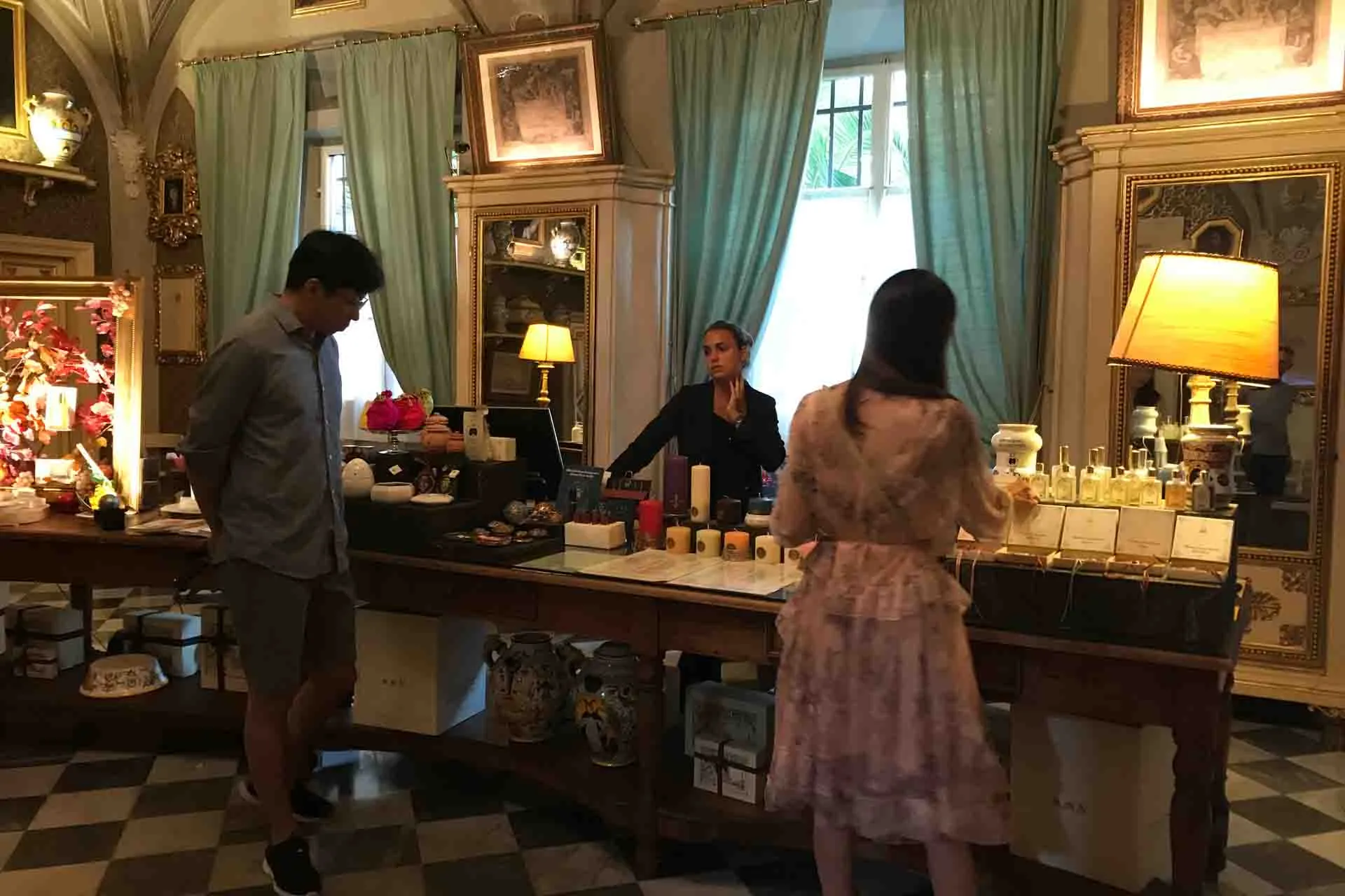 Historisk apotek med kunder og gammeldags indretning