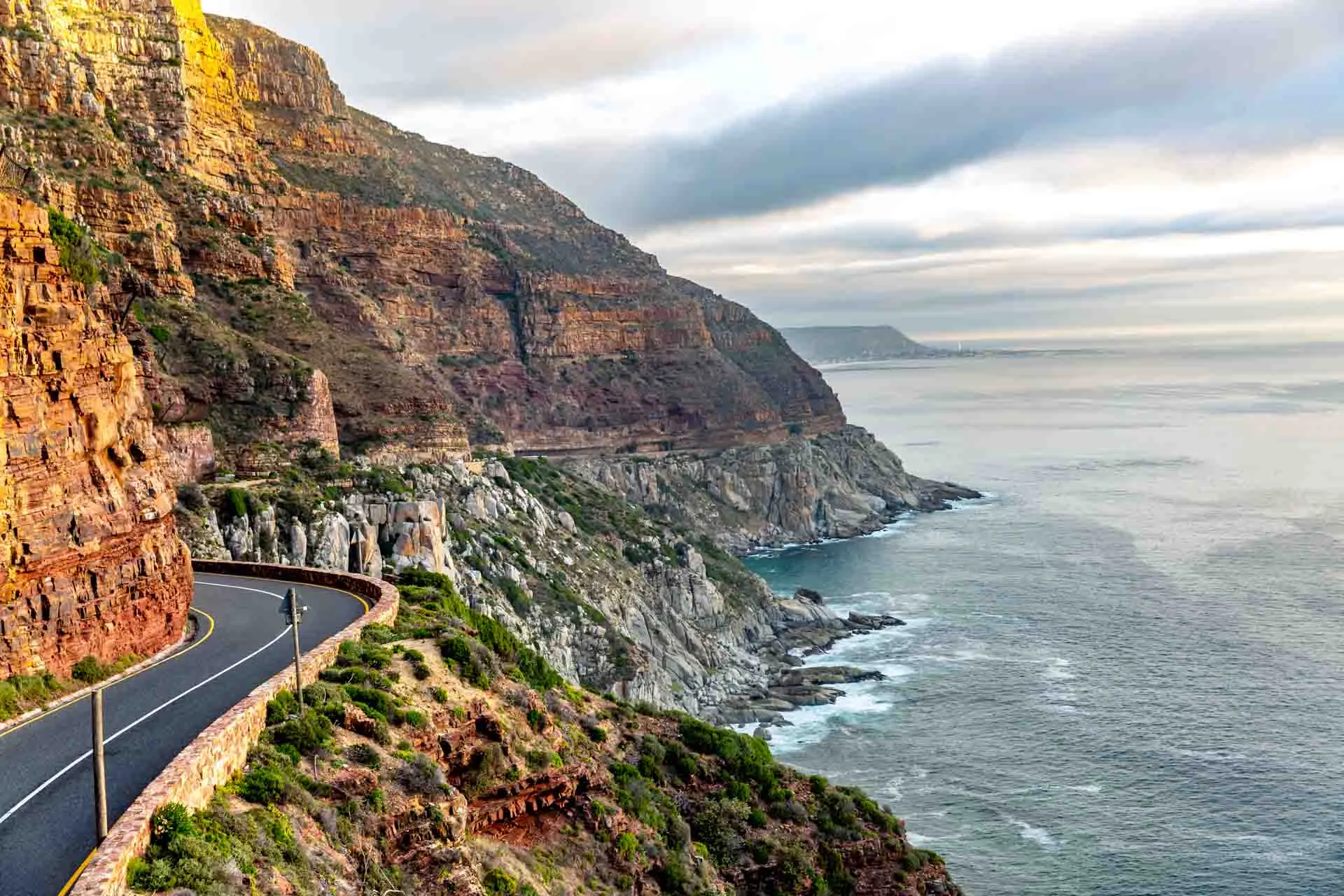 Vejen til Chapmans Peak nær Cape Town er hugget direkte ind i de stejle klipper