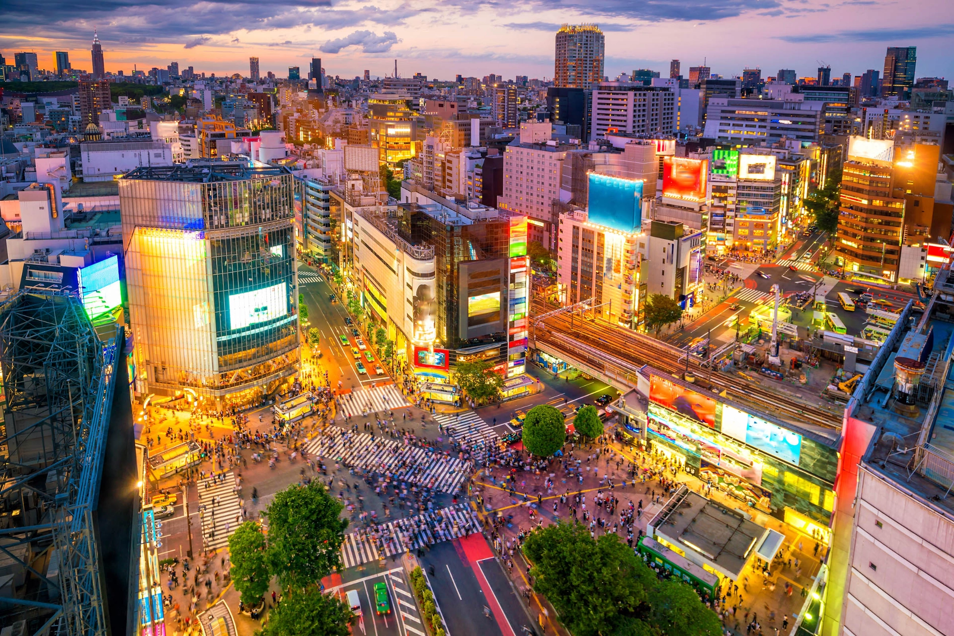 Shibuya-krydset i Tokyo er fyldt med neonlys og storskærme
