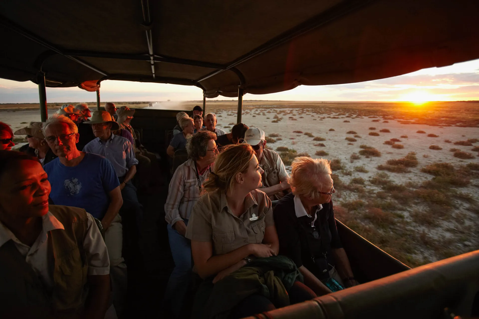 Solnedgangen over savannen nydes under et game drive i Etosha-området Solnedgangen over savannen nydes under et game drive i Etosha-området