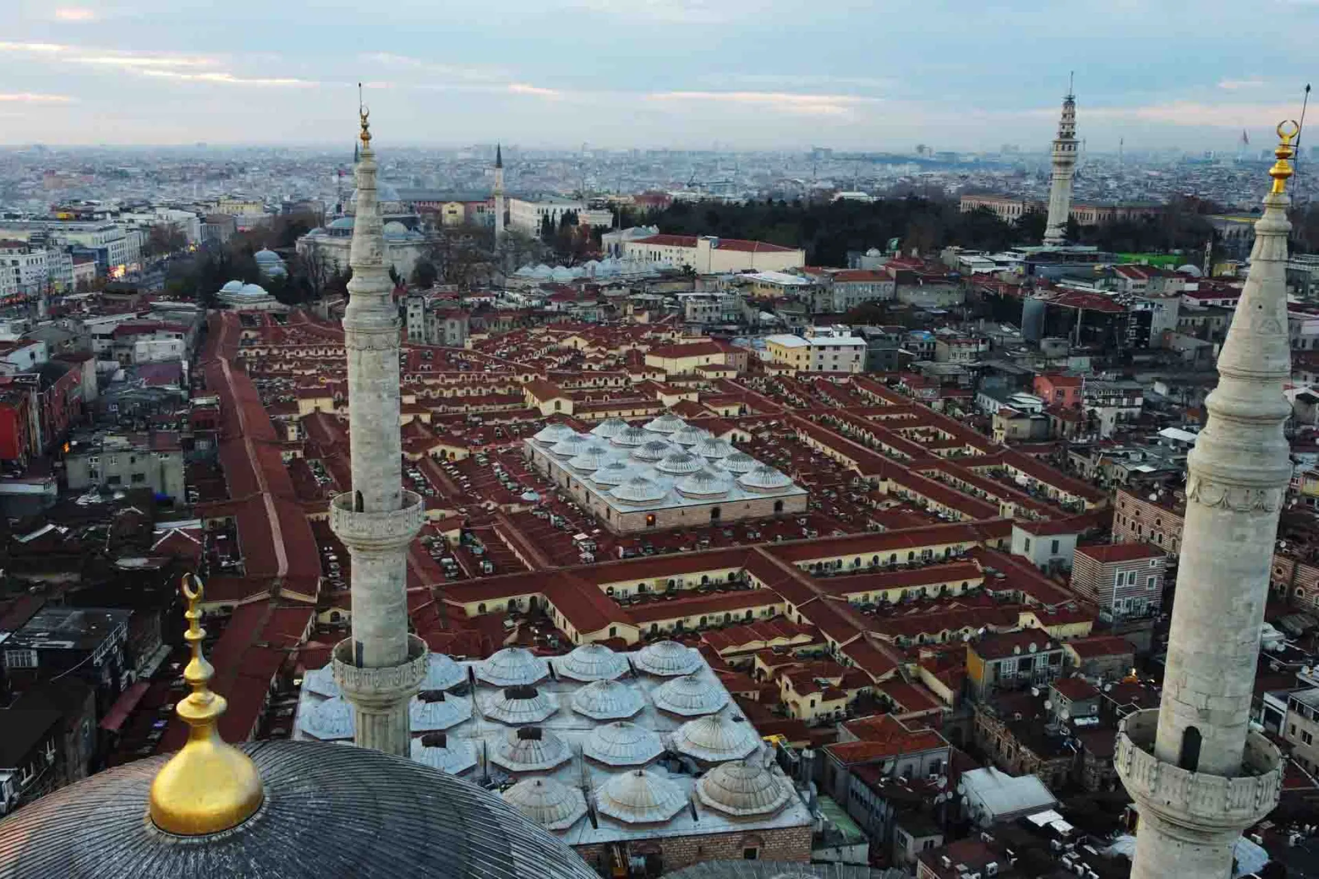 Fra oven ligner Grand Bazaar en labyrint af tage og kupler