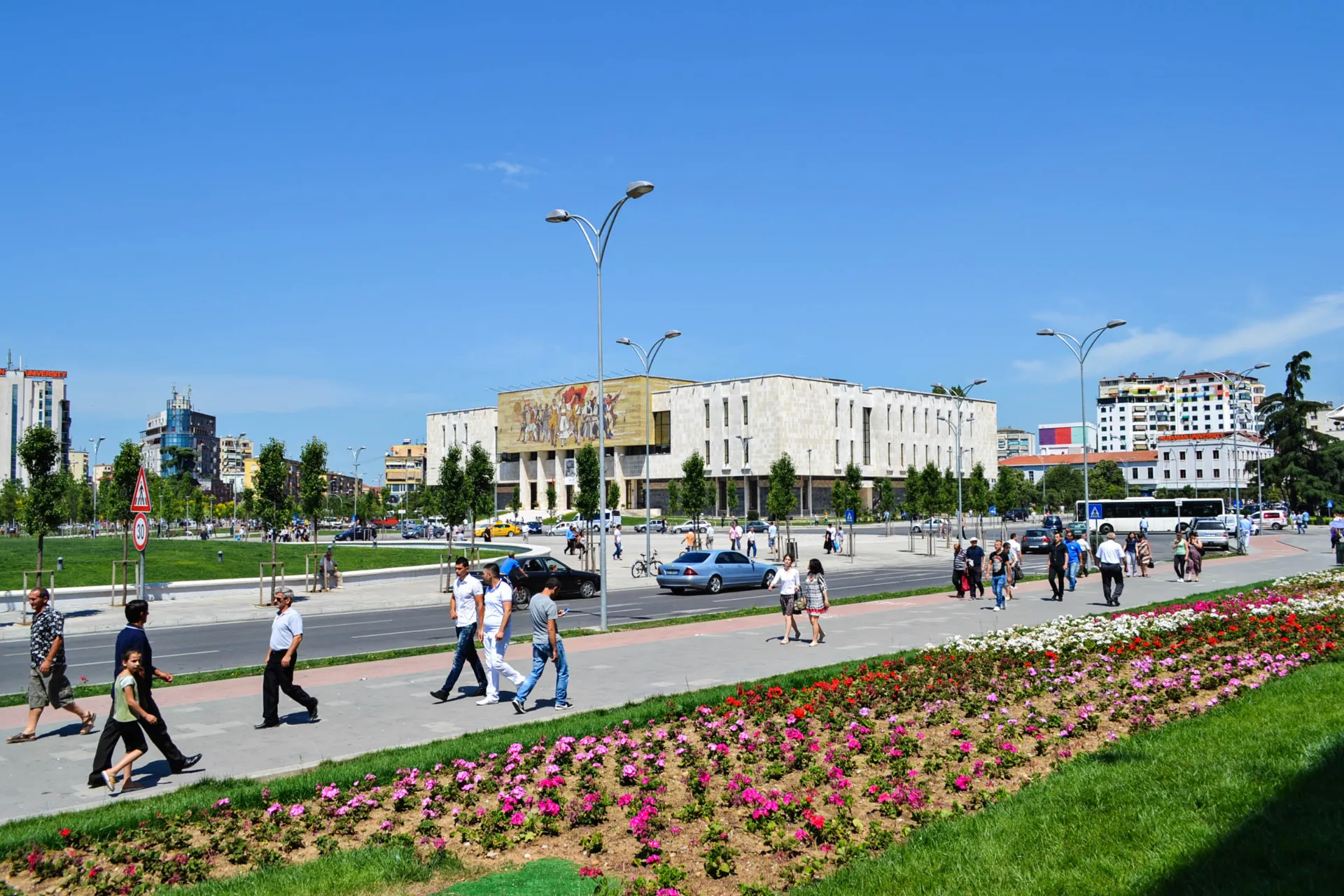 Tiranas centrale Skanderbeg-plads med det nationale historiske museum i baggrunden