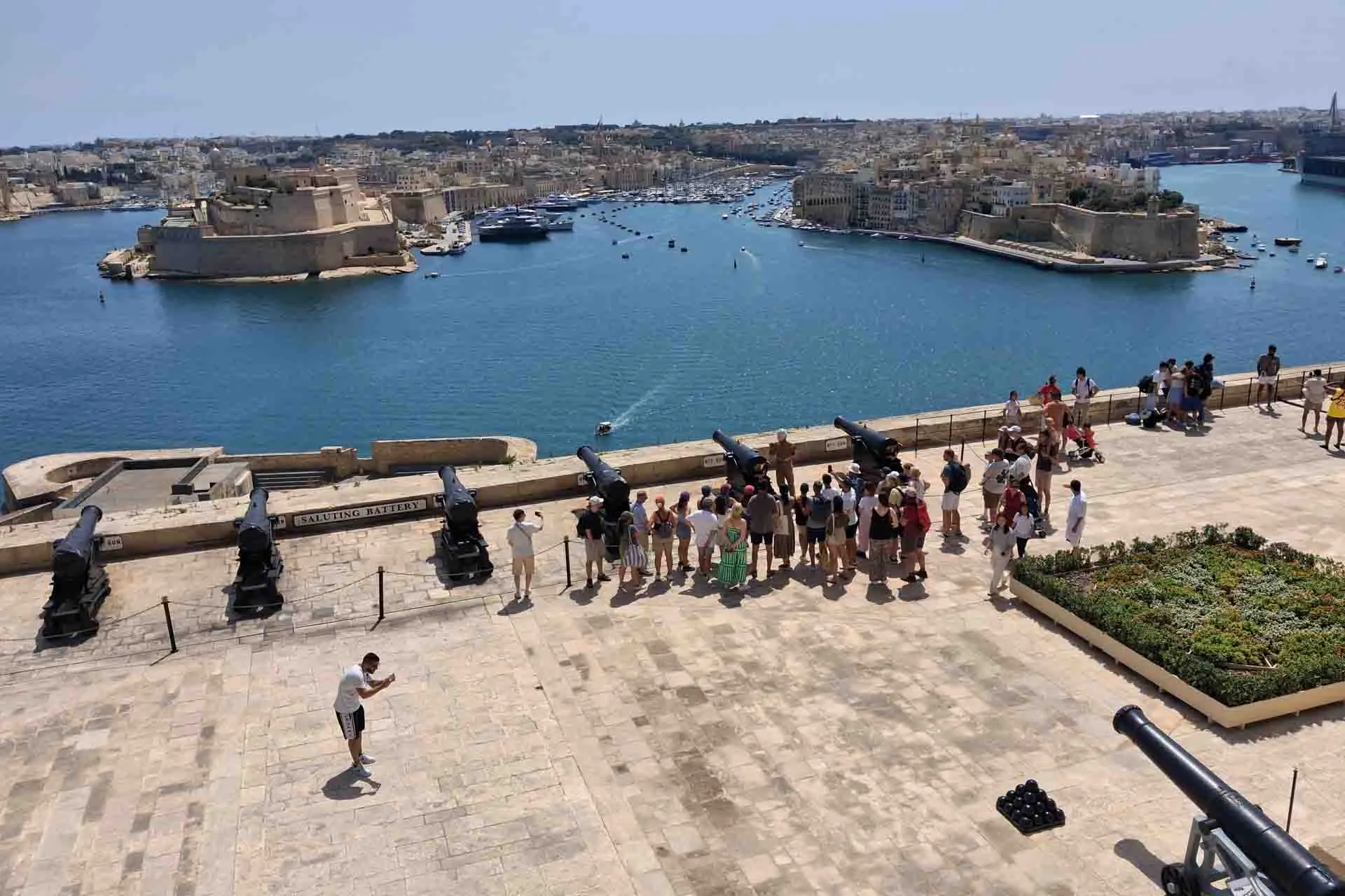 Udsigt fra Upper Barrakka Gardens i Valletta Udsigt fra Upper Barrakka Gardens i Valletta