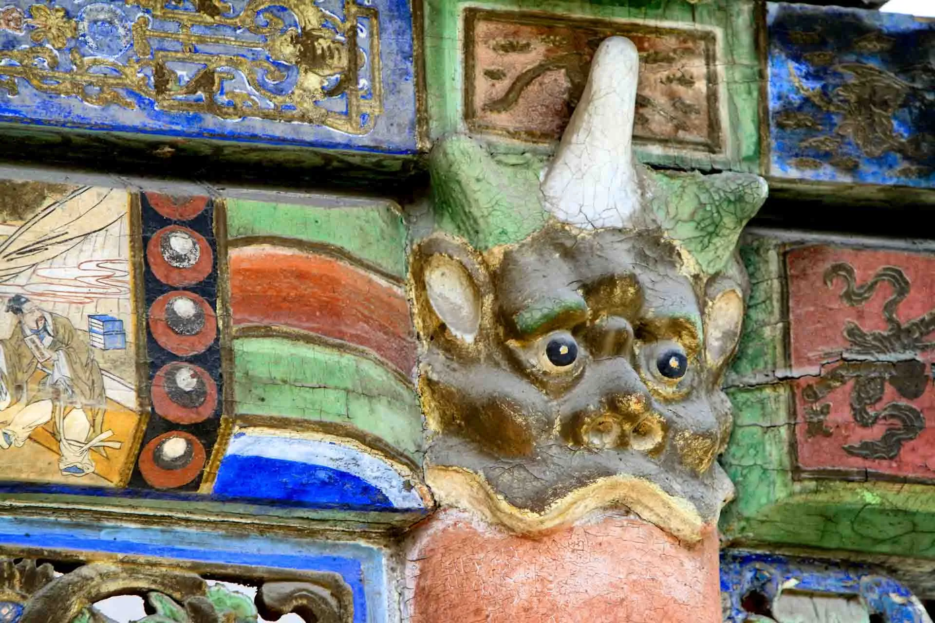Detalje fra Choijin Lama-klostret i Ulan Bator – buddhistisk udsmykning med beskyttelsesfigur