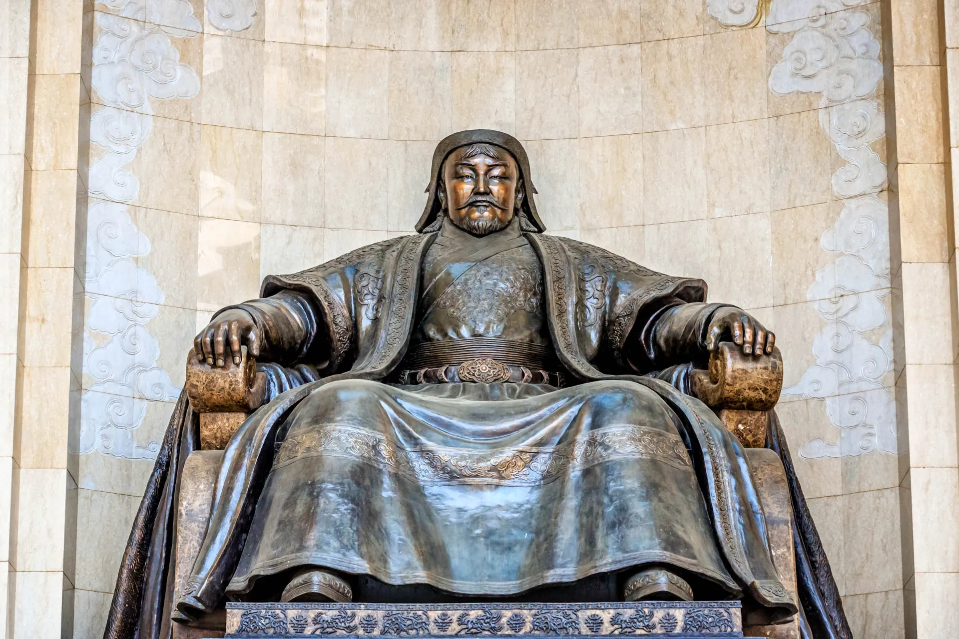 Monumental statue af Djengis Khan foran parlamentet i Ulan Bator