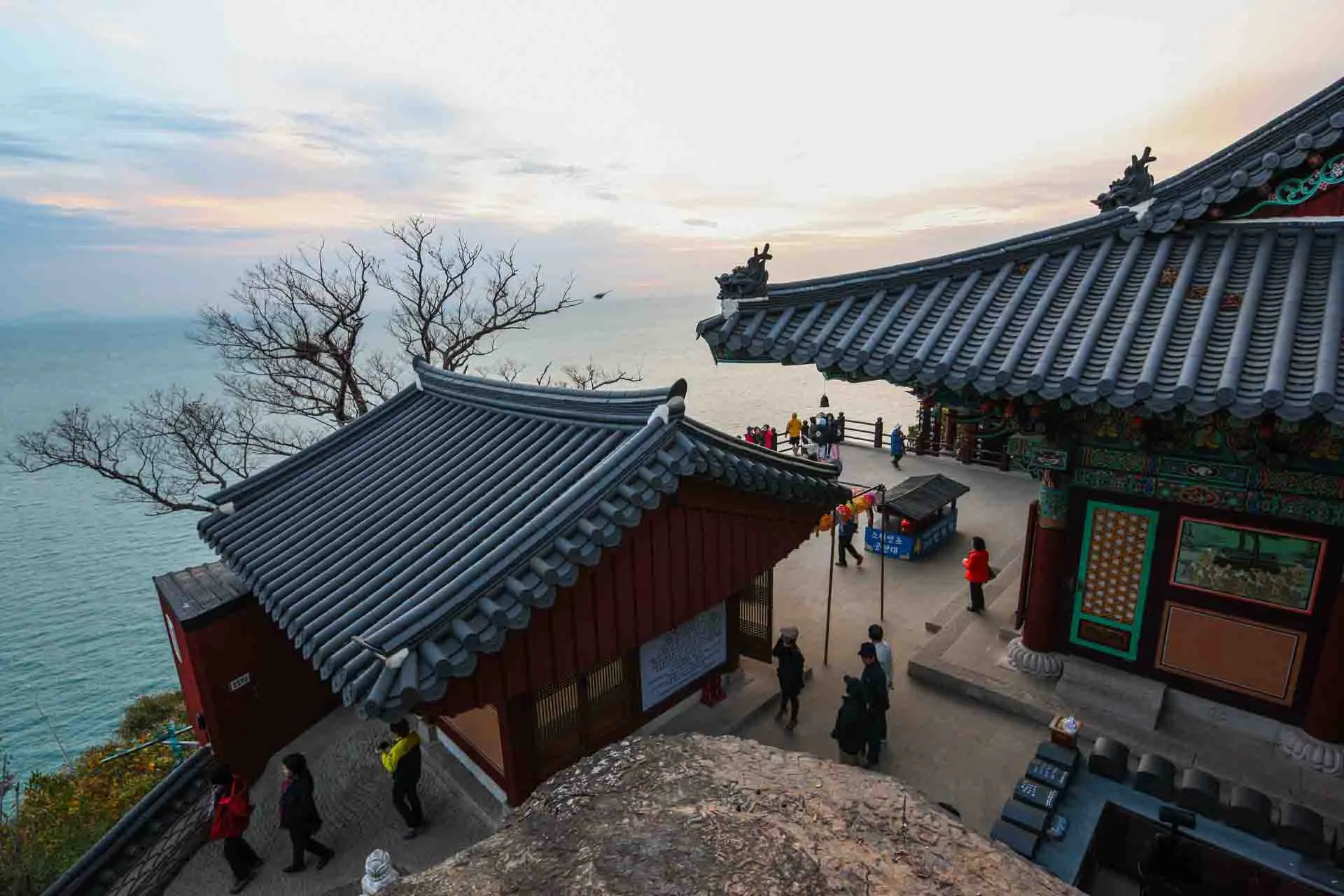 Udsigten nydes ved Hyangiram-templet Udsigten nydes ved Hyangiram-templet