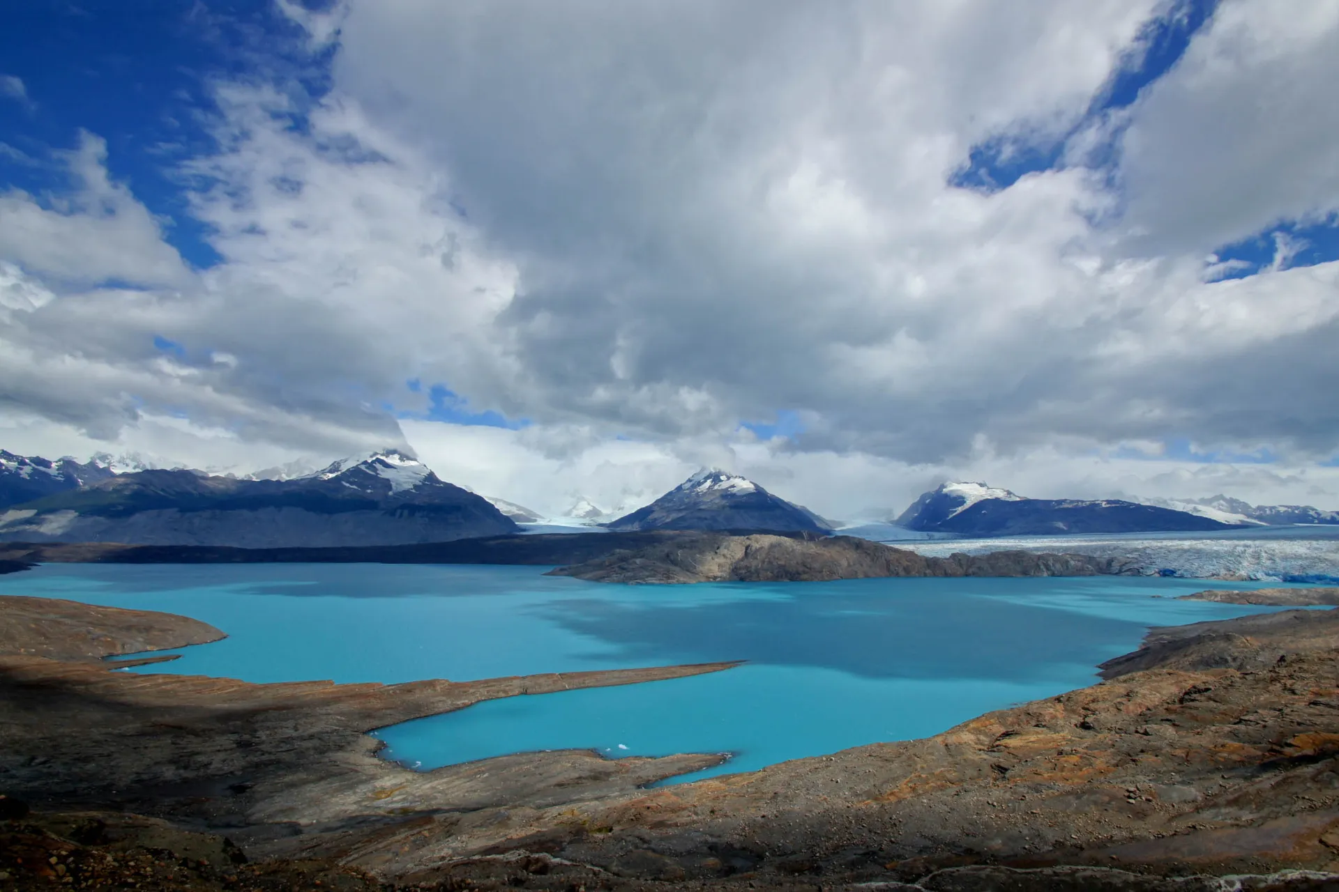 Udsigt over den turkisblå sø ved Upsala-gletsjeren i Los Glaciares Nationalpark