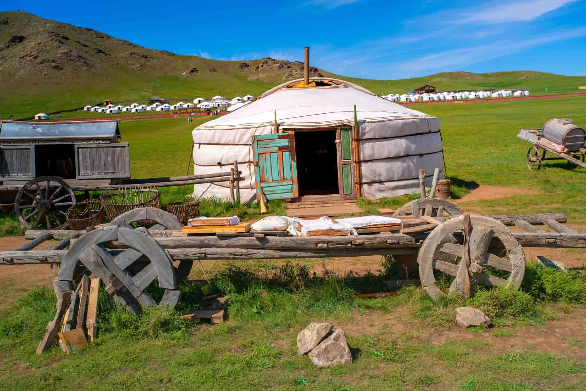 En traditionel mongolsk ger med nomadelejr i baggrunden