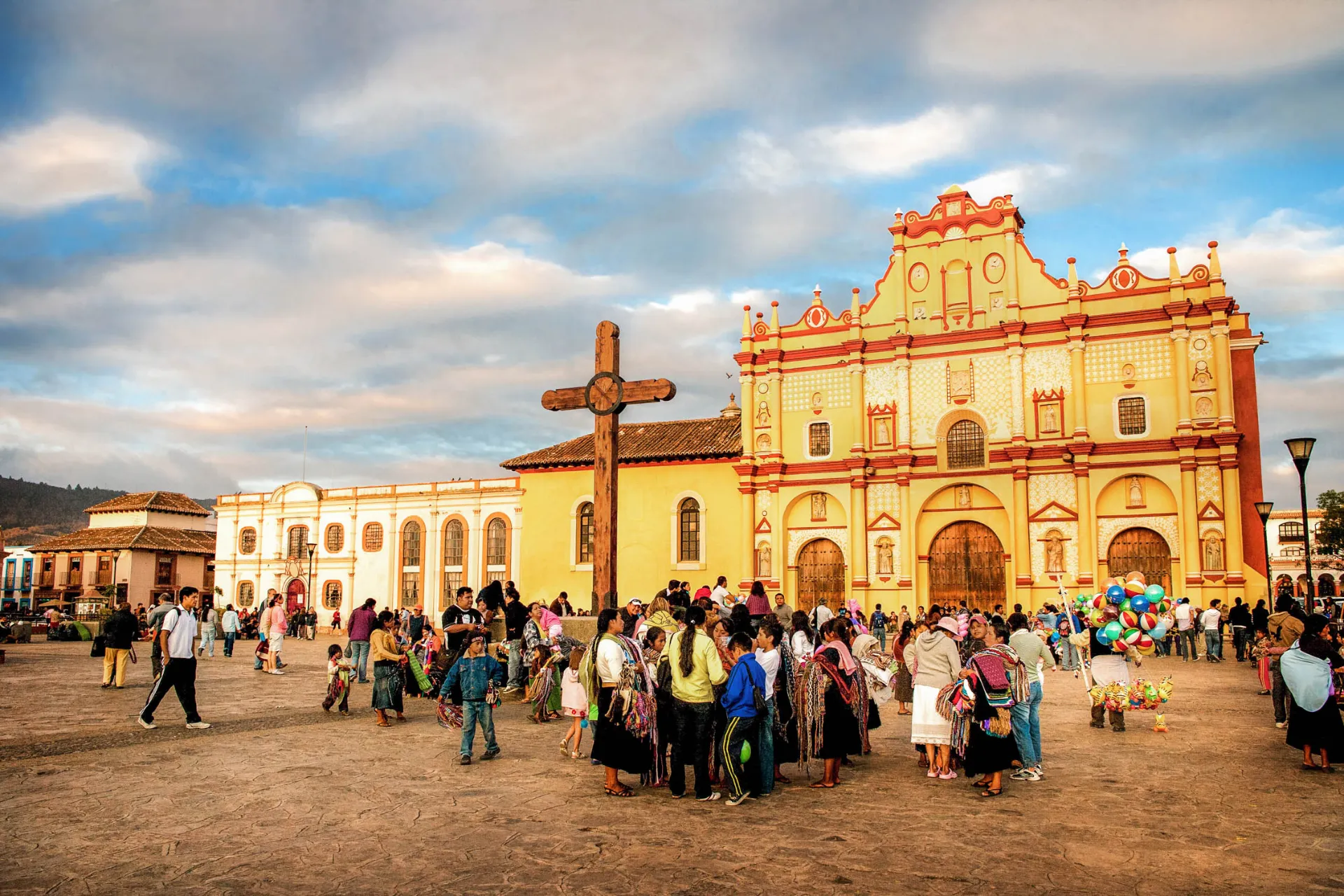 Plaza 31 de Marzo med San Cristóbal-katedralen I baggrunden Plaza 31 de Marzo med San Cristóbal-katedralen I baggrunden