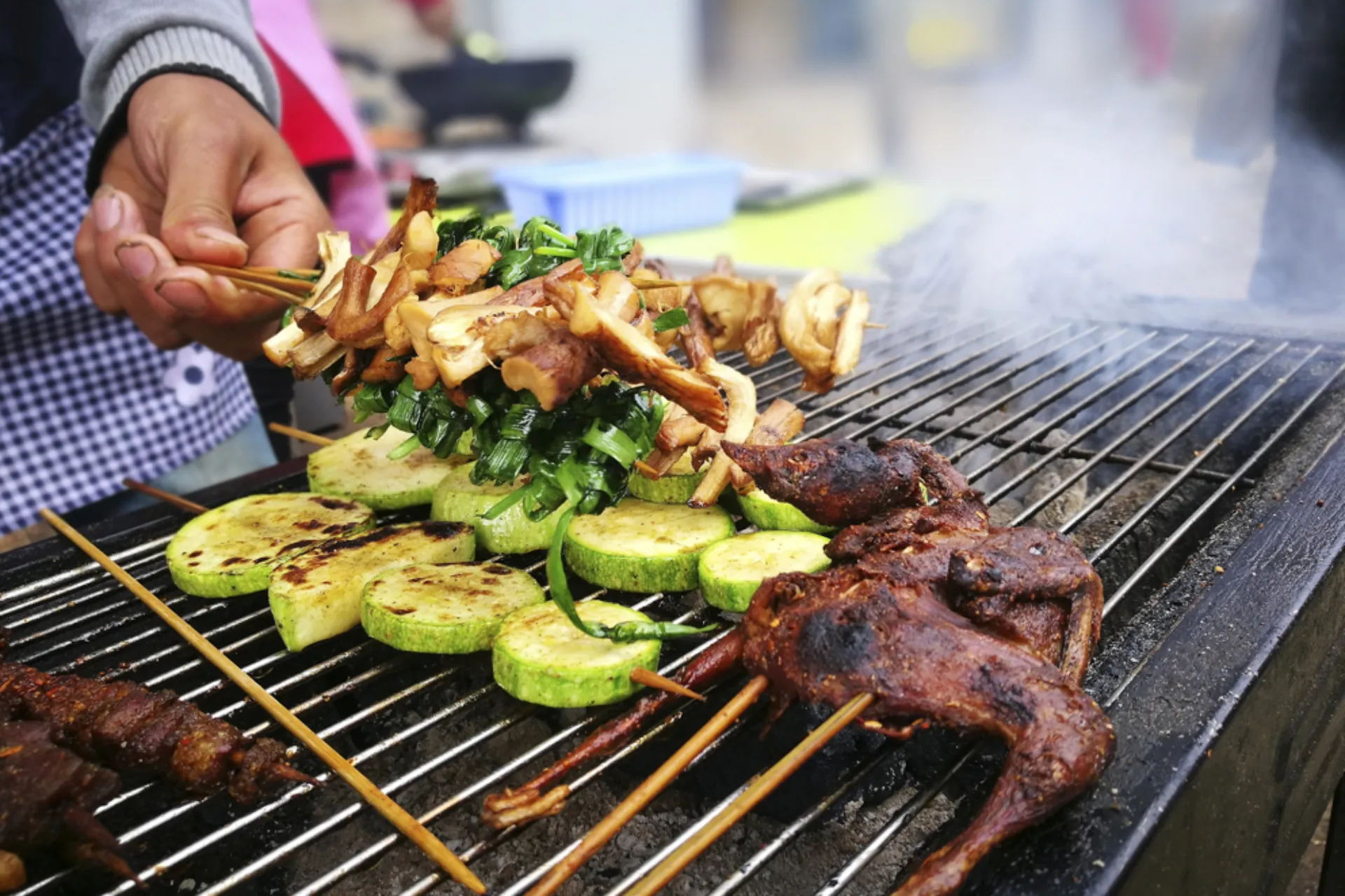 Lokale specialiteter tilberedes over grillen i Ha Giang-provinsen Lokale specialiteter tilberedes over grillen i Ha Giang-provinsen