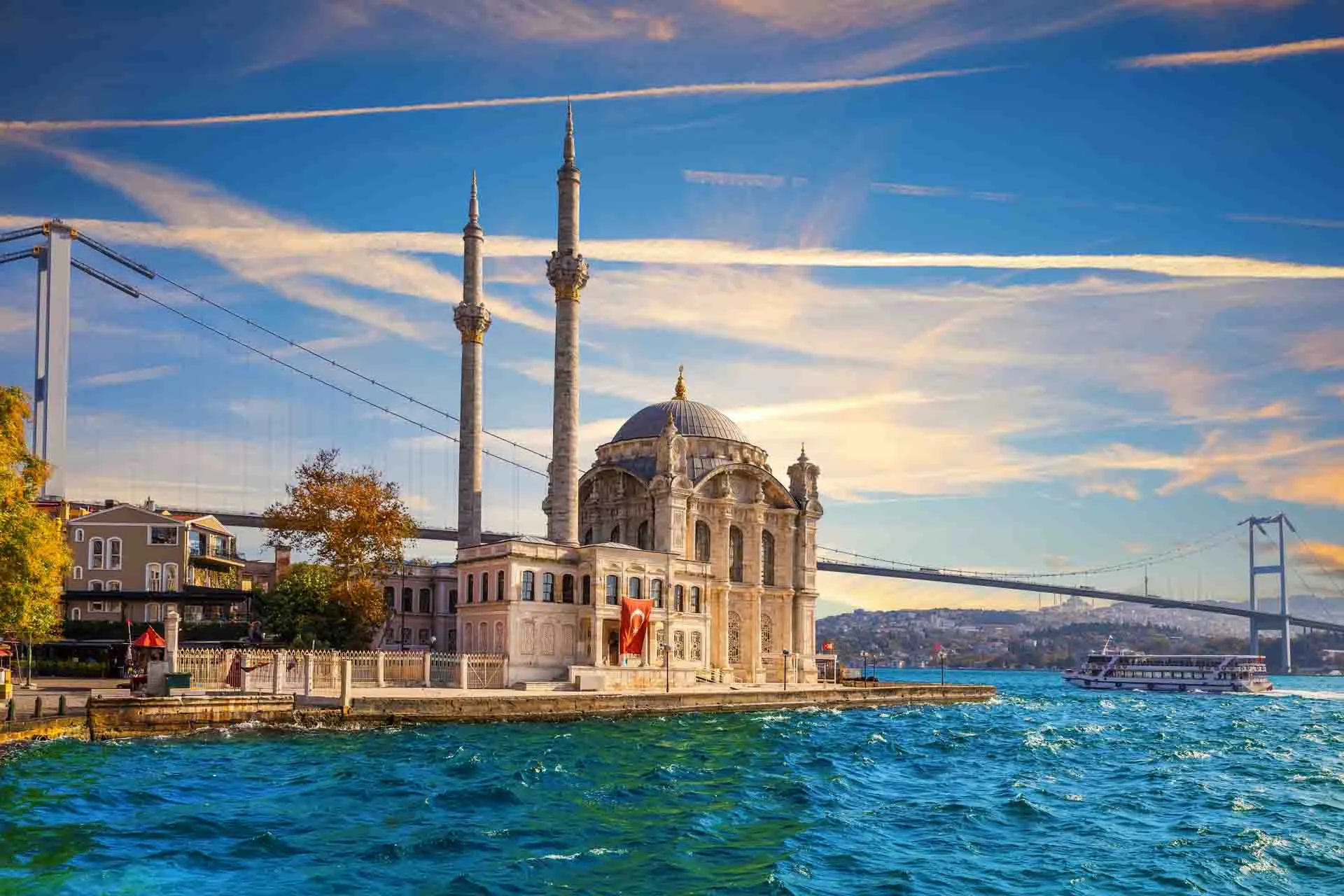 Ortaköy-moskéen ved Bosporus – et poetisk møde mellem barok arkitektur og moderne broer i Istanbul