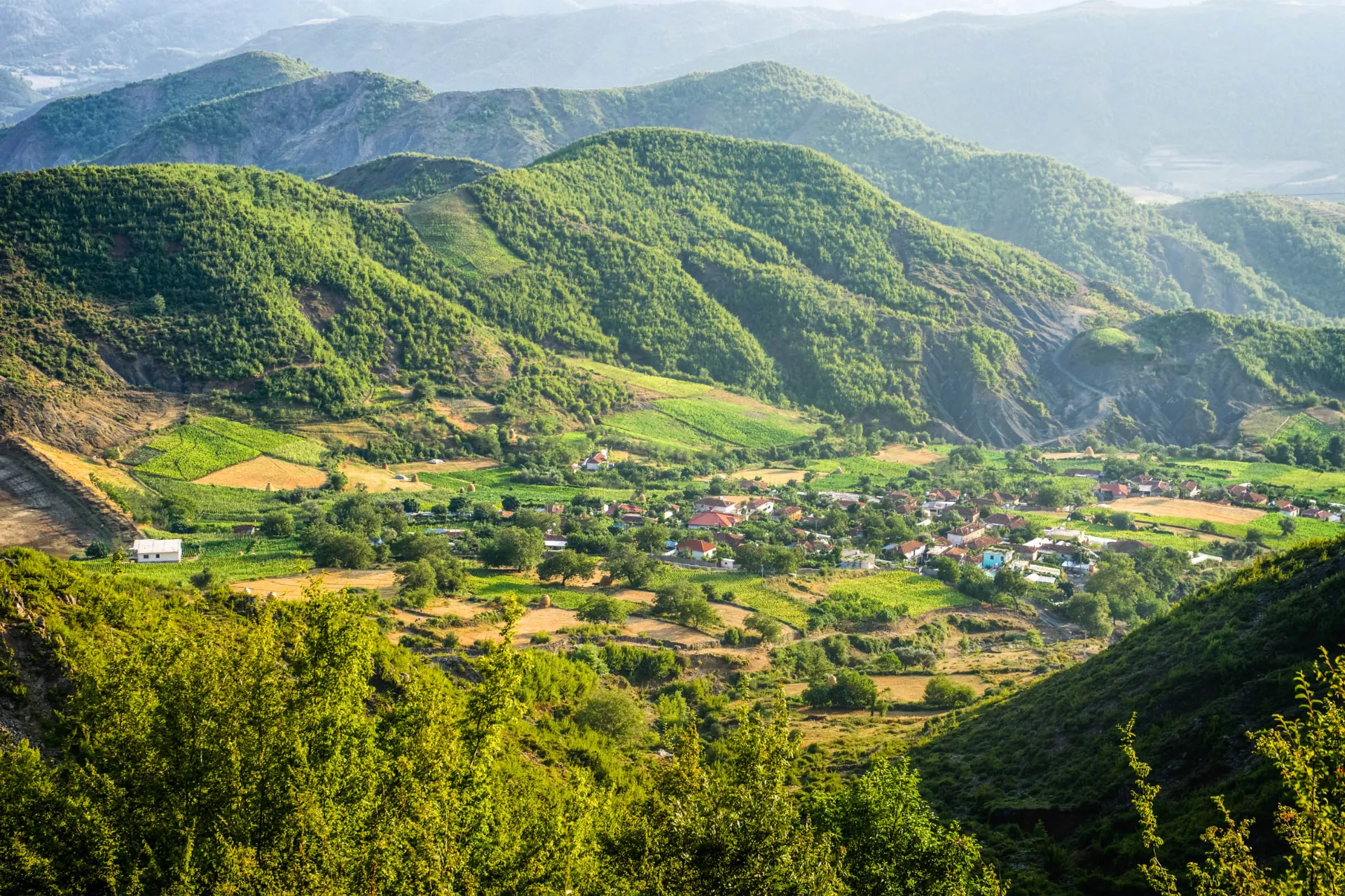 Elbasan, Albanien – en historisk by, kendt for sin osmanniske fæstning, gamle moskéer og livlige kulturarv