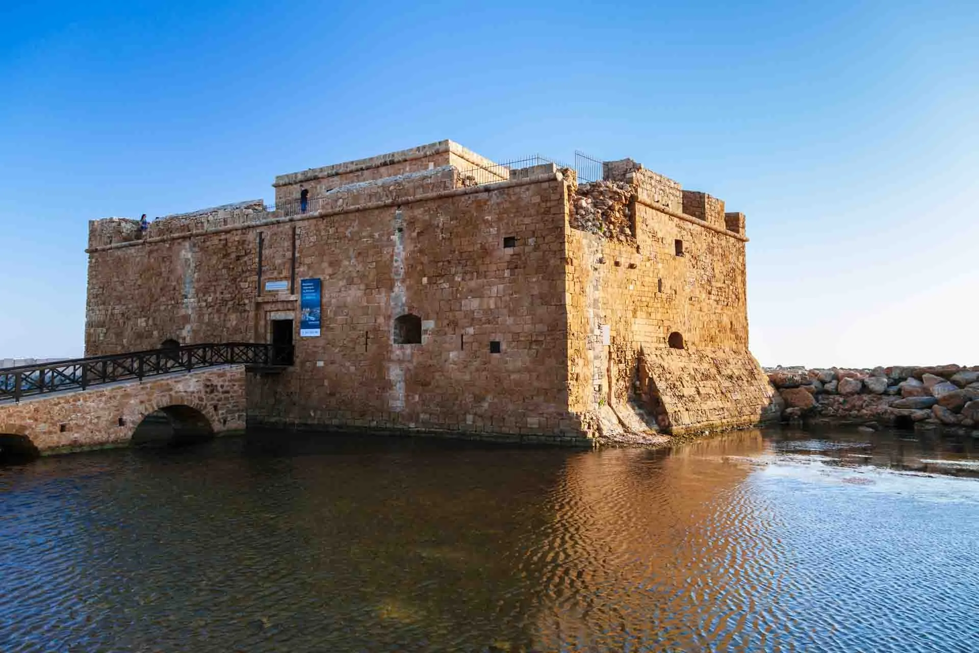 Paphos Slot har gennem tiden været brugt som både fængsel, garnison og endda som lager for salt