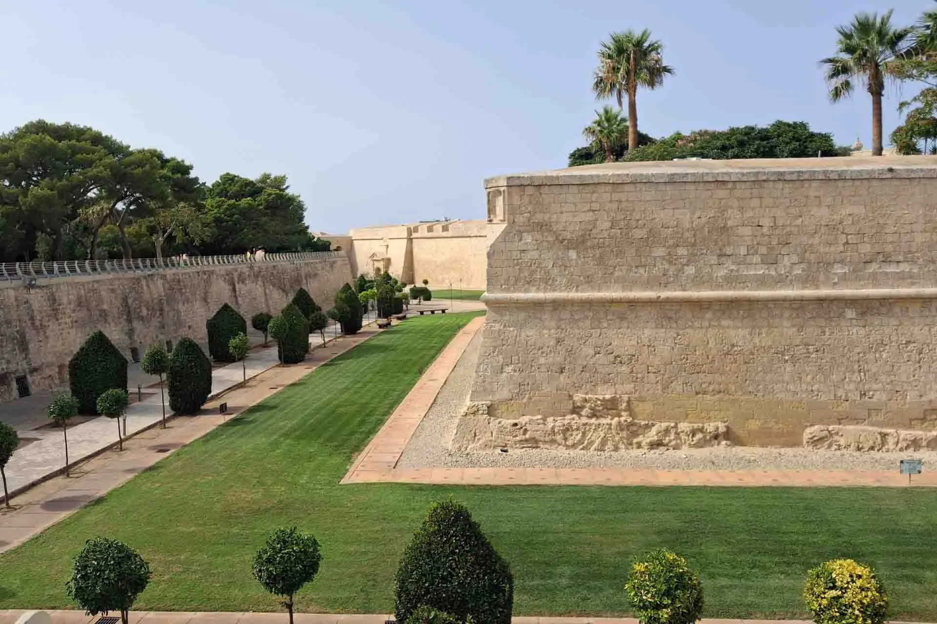 Bymuren og de velplejede haver ved indgangen til Mdina, Maltas gamle hovedstad Bymuren og de velplejede haver ved indgangen til Mdina, Maltas gamle hovedstad