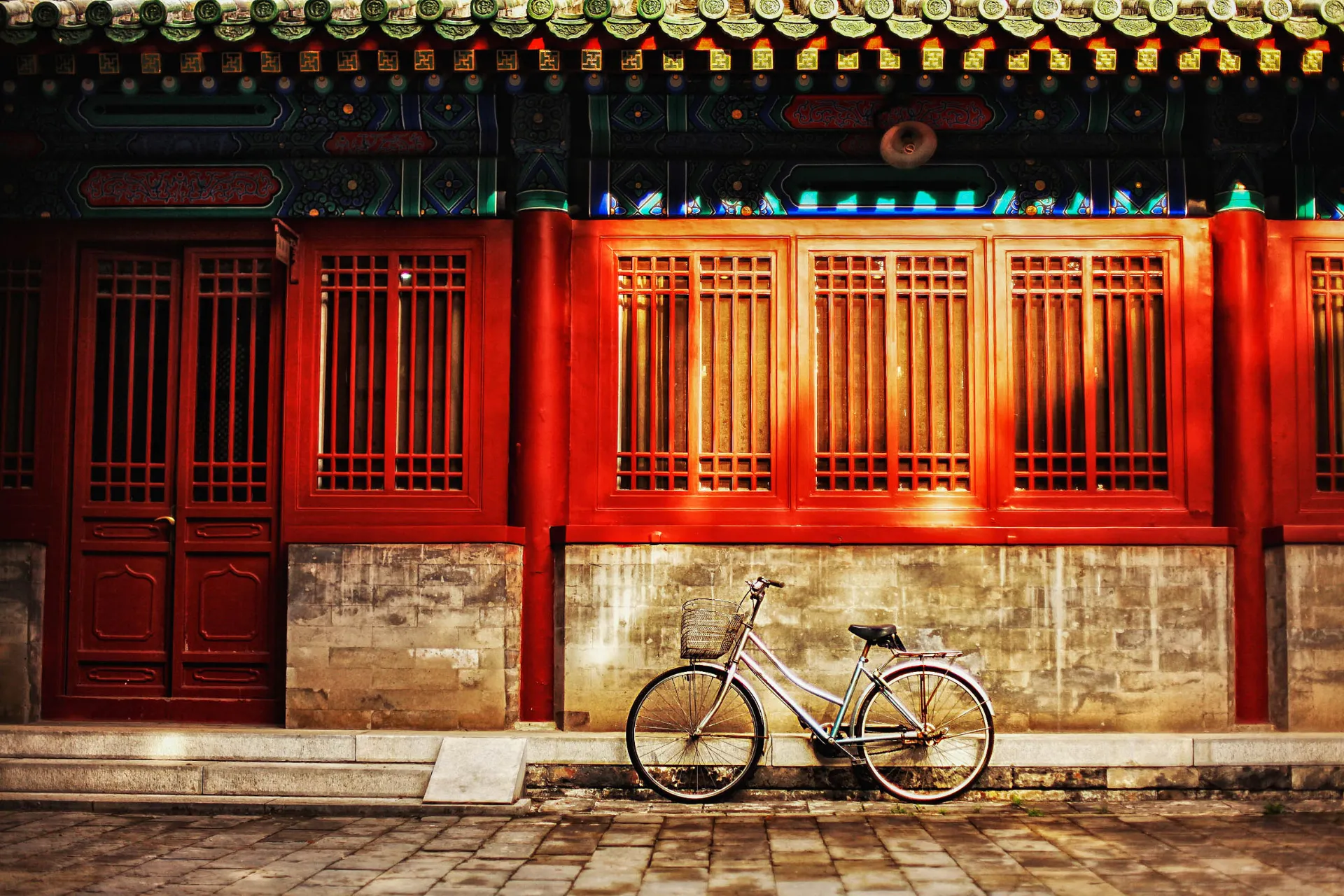 Hutonger er smalle gyder i Beijings gamle bydele - her med cykel foran en traditionel bygning