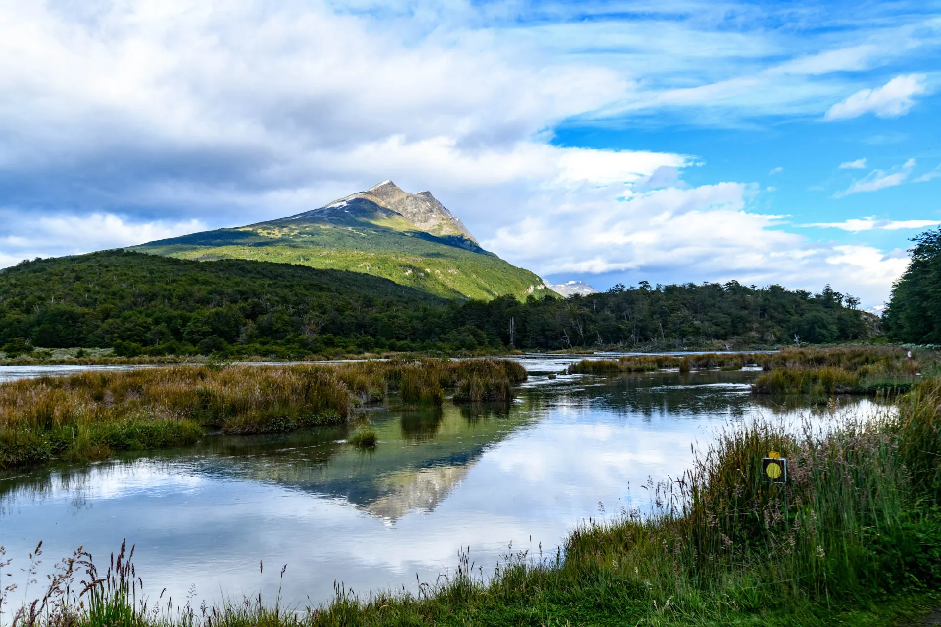 Landskab med bjerg og vådområde på Isla Grande de Tierra del Fuego (Ildlandet)