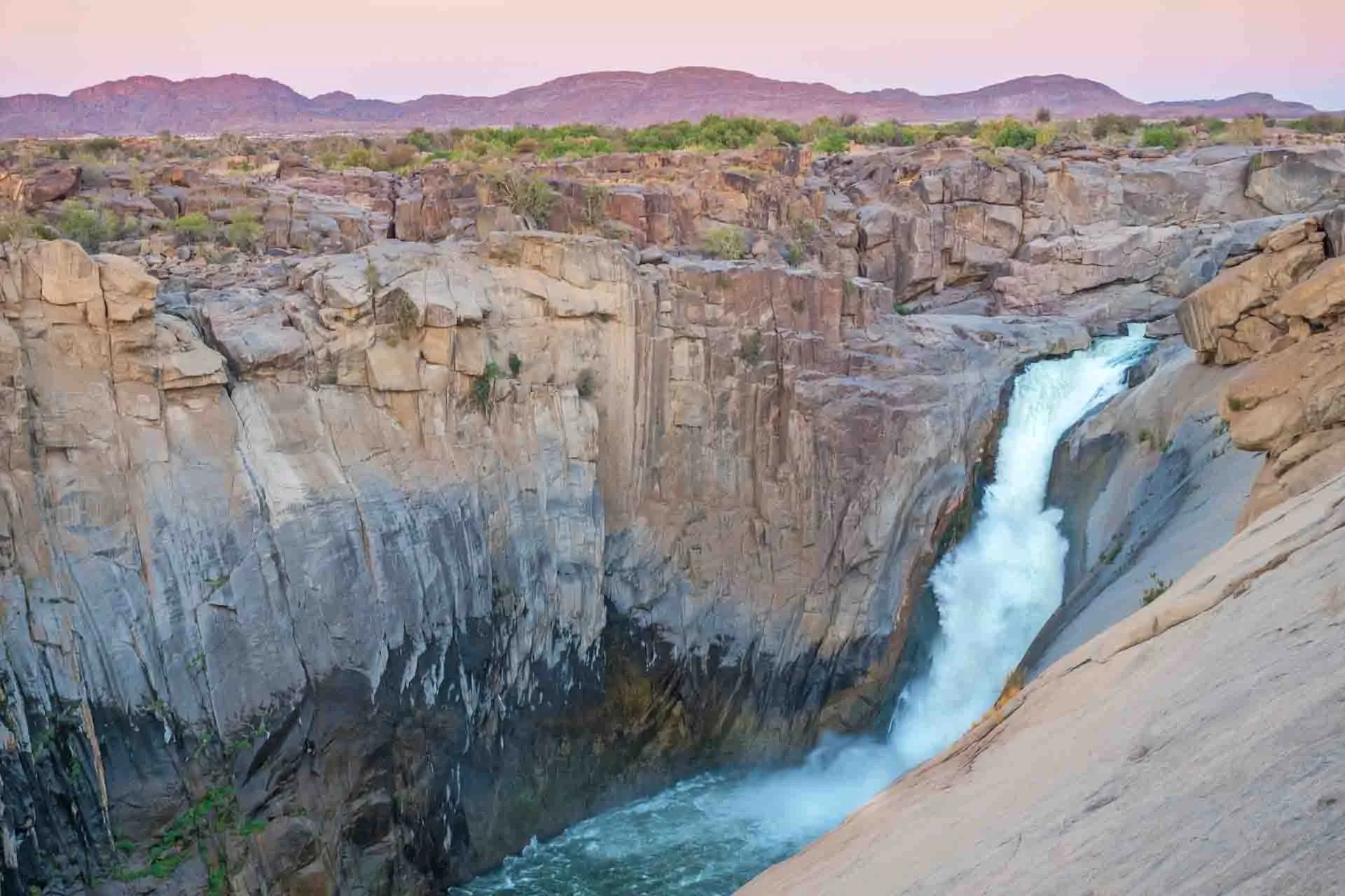 Augrabies Falls dannes af Orange River og er ca 56 m højt