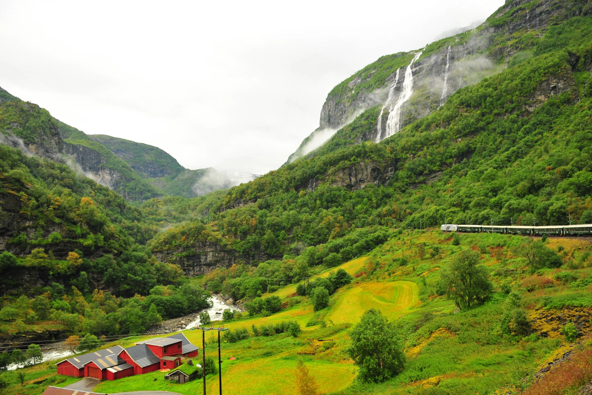 Flåmsbanen kører igennem storslåede landskaber
