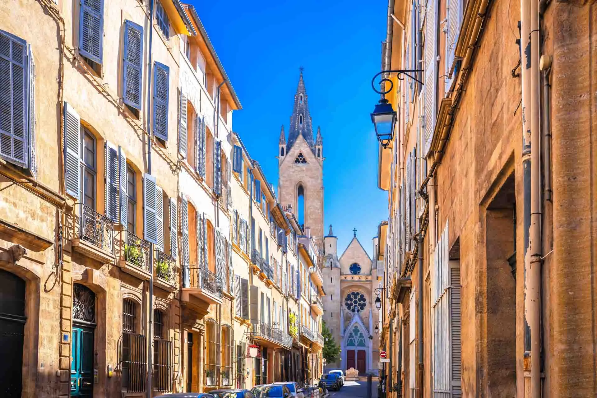 Gadebillede med Saint-Sauveur-katedralen i Aix-en-Provence