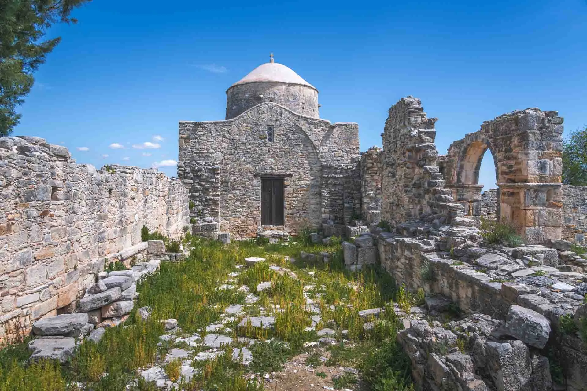 Ruinerne af Panagia tou Sinti-klosteret, et af de mest betydningsfulde, men samtidig mest afsidesliggende klostre på Cypern