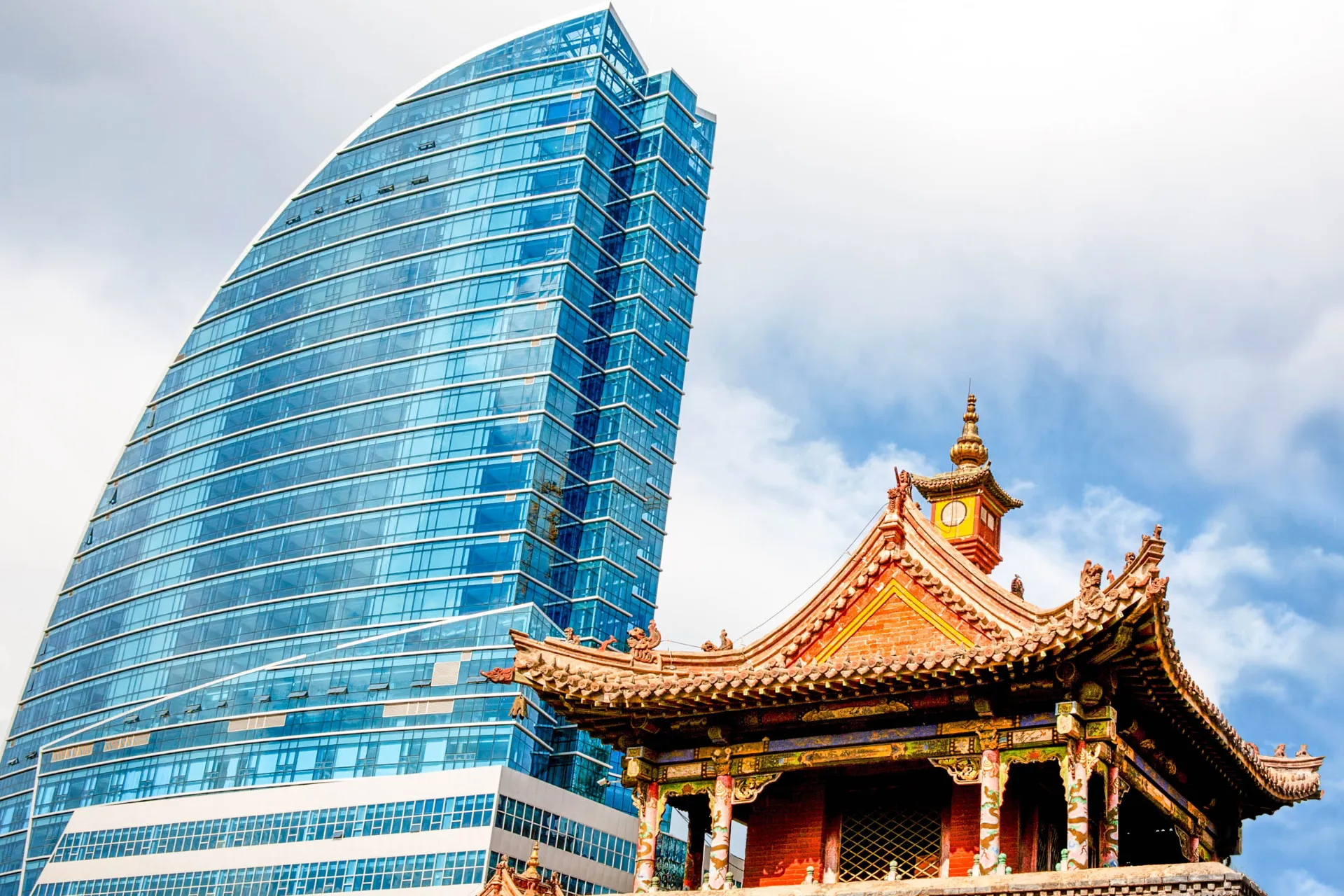Buddhistisk tempel og Blue Sky Tower side om side i Ulan Bator, Mongoliet