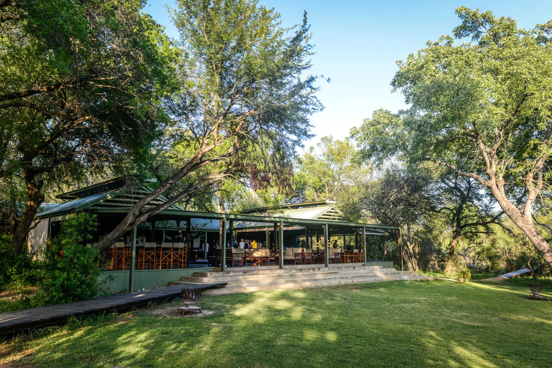 Spise-og hyggeområde i campen Spise-og hyggeområde i campen