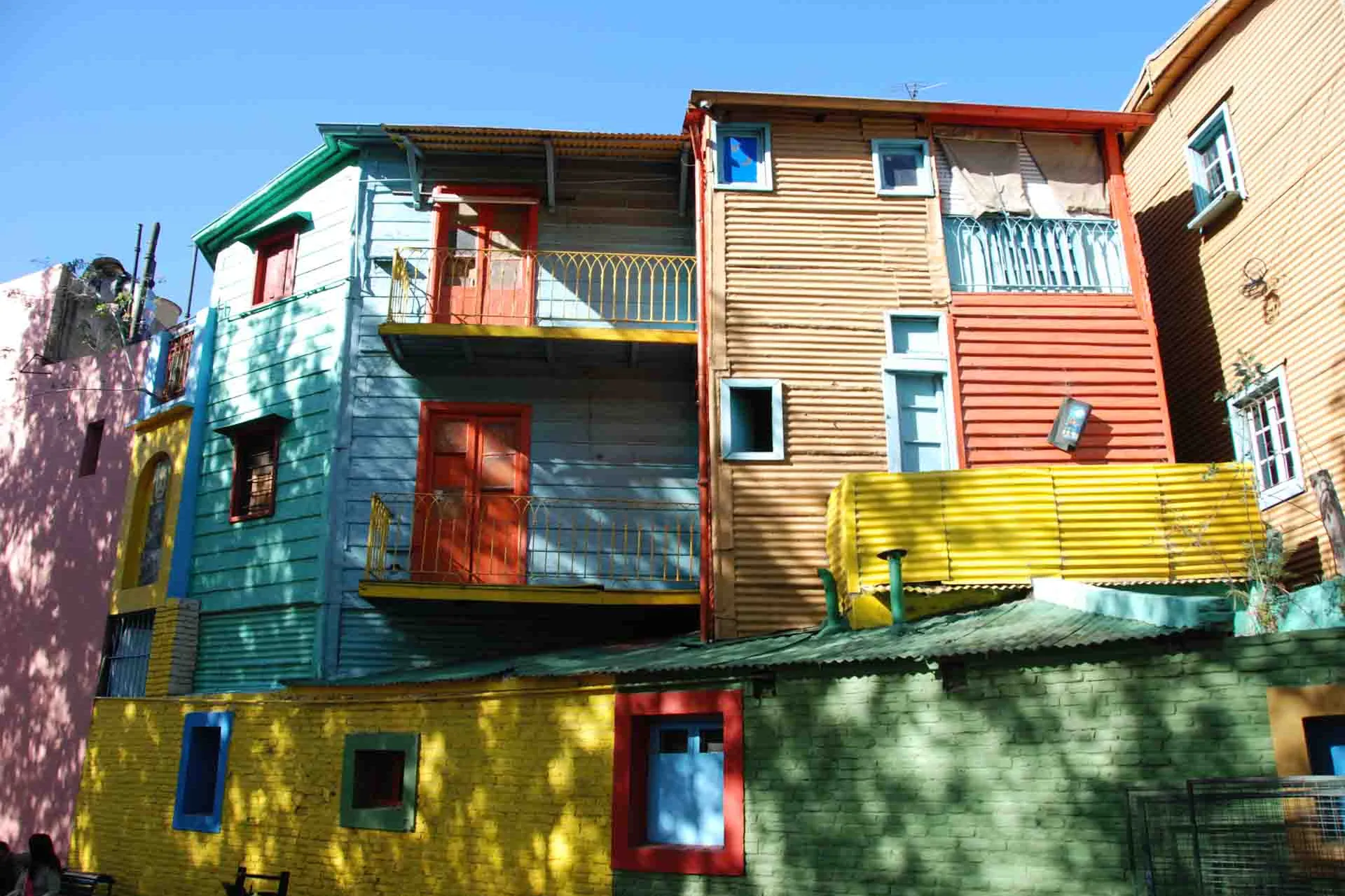 Farverige blikbygninger i bydelen La Boca, Buenos Aires, hvor folkehelten Maradona startede sin fodbolkarriere