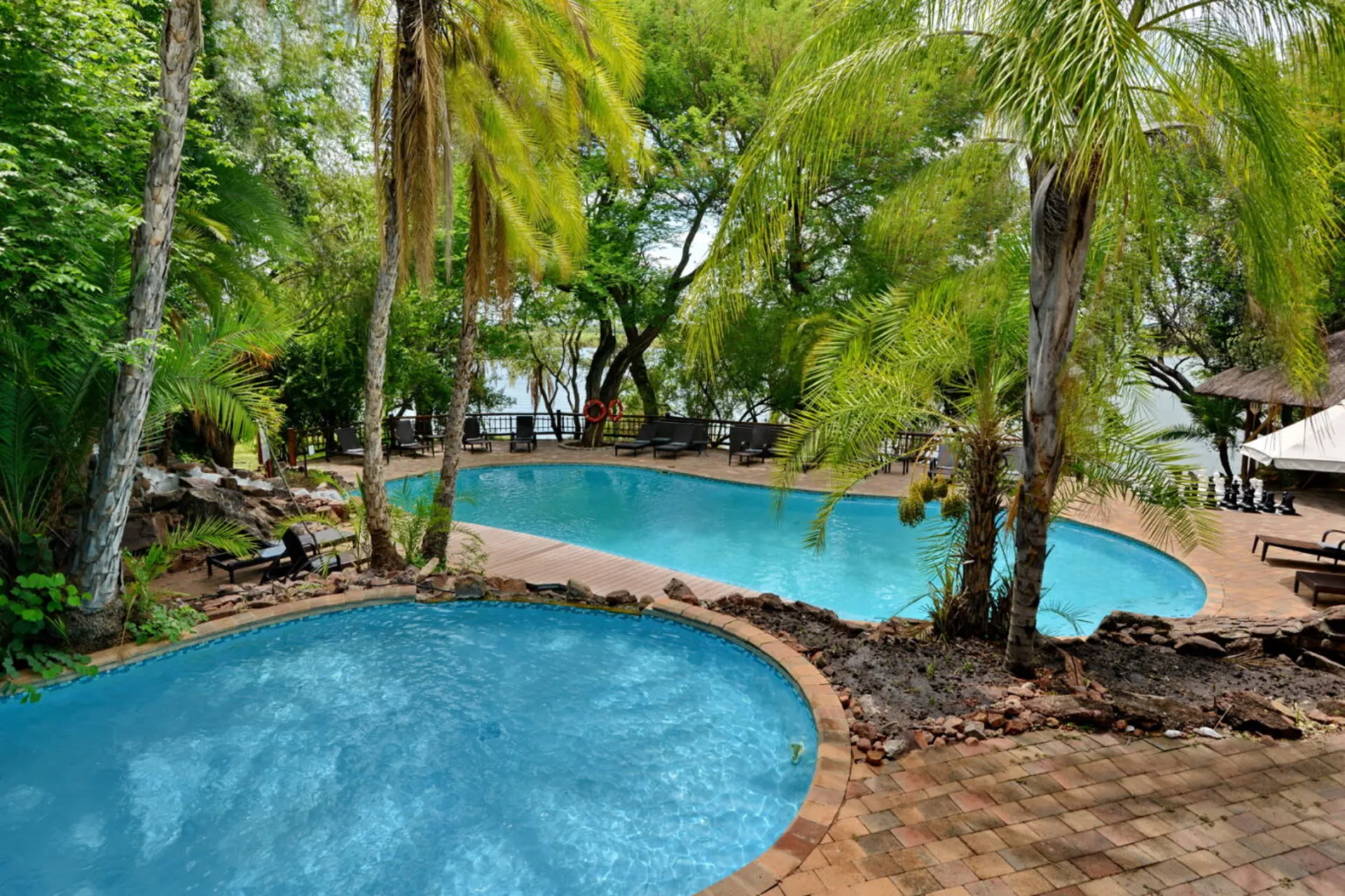 Carmerende pool-område i Mowana Lodge Carmerende pool-område i Mowana Lodge