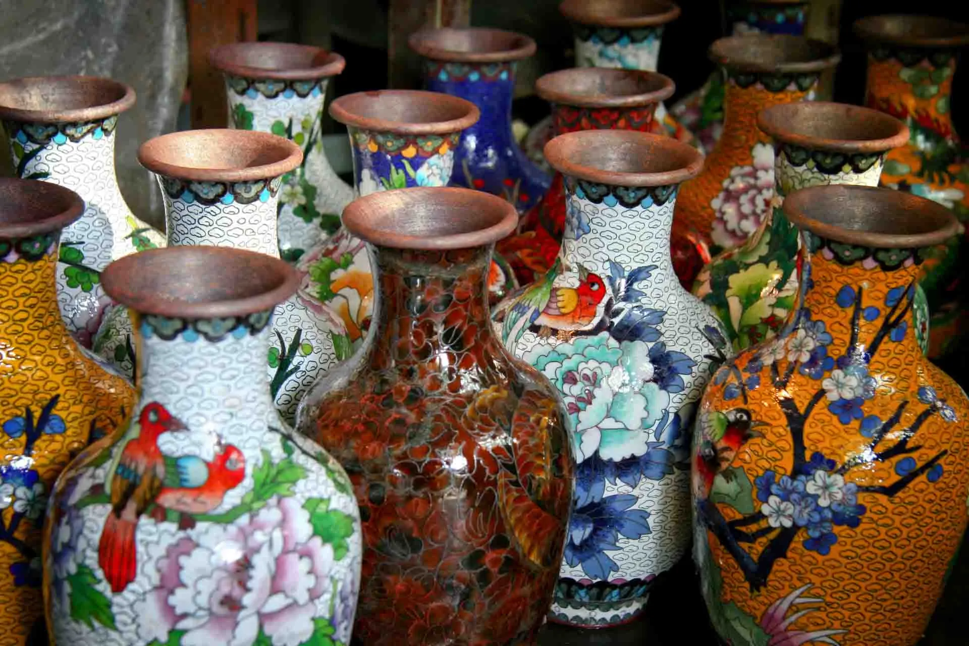 Kinesiske cloisonné-vaser – traditionelt håndværk med metaltråde og farvet emalje