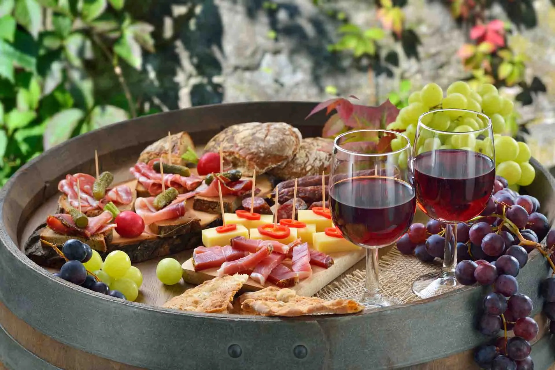 Italienske antipasti med vin og druer