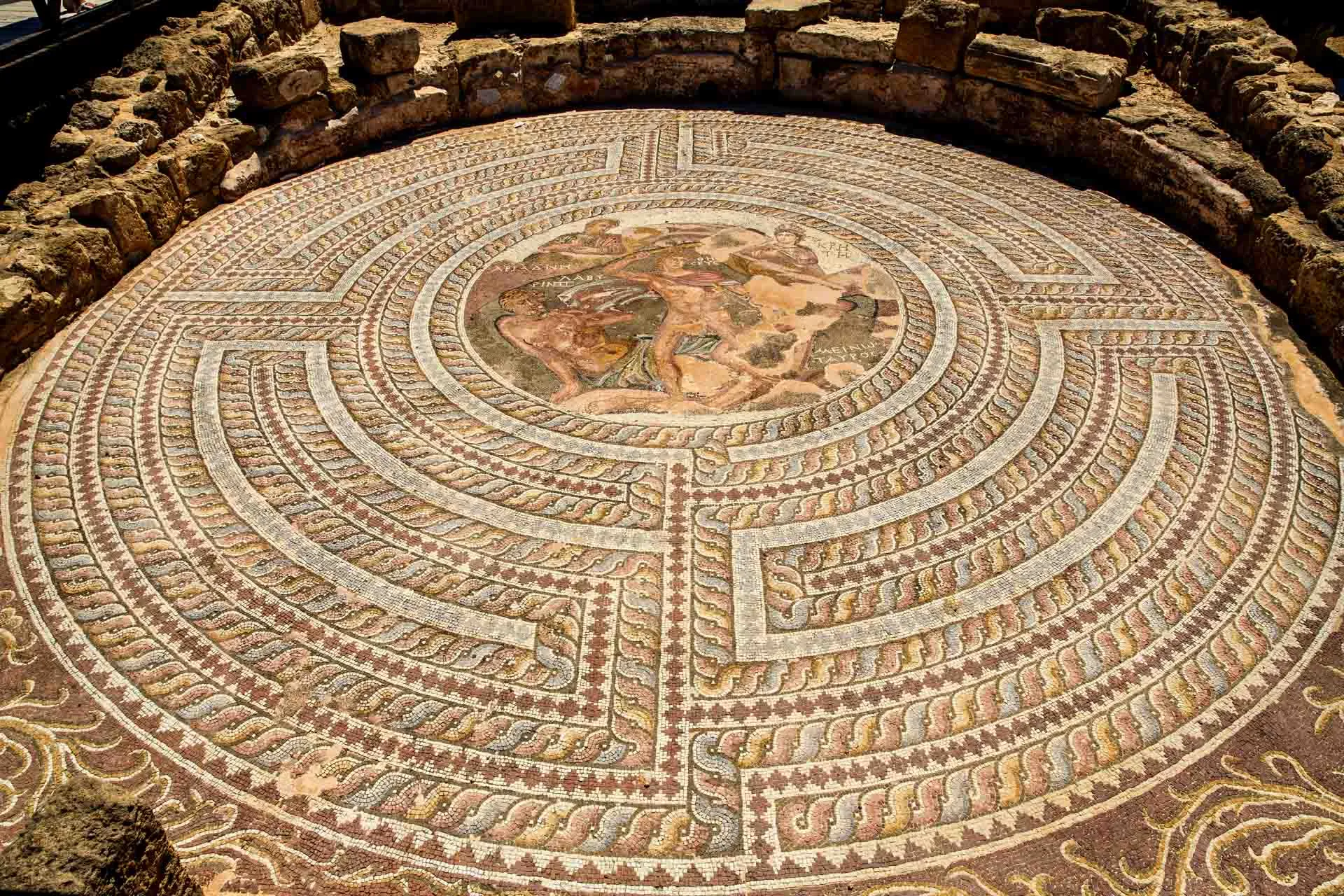 De berømte romerske mosaikker i Paphos Arkæologiske Park af Theseus og Minotauros