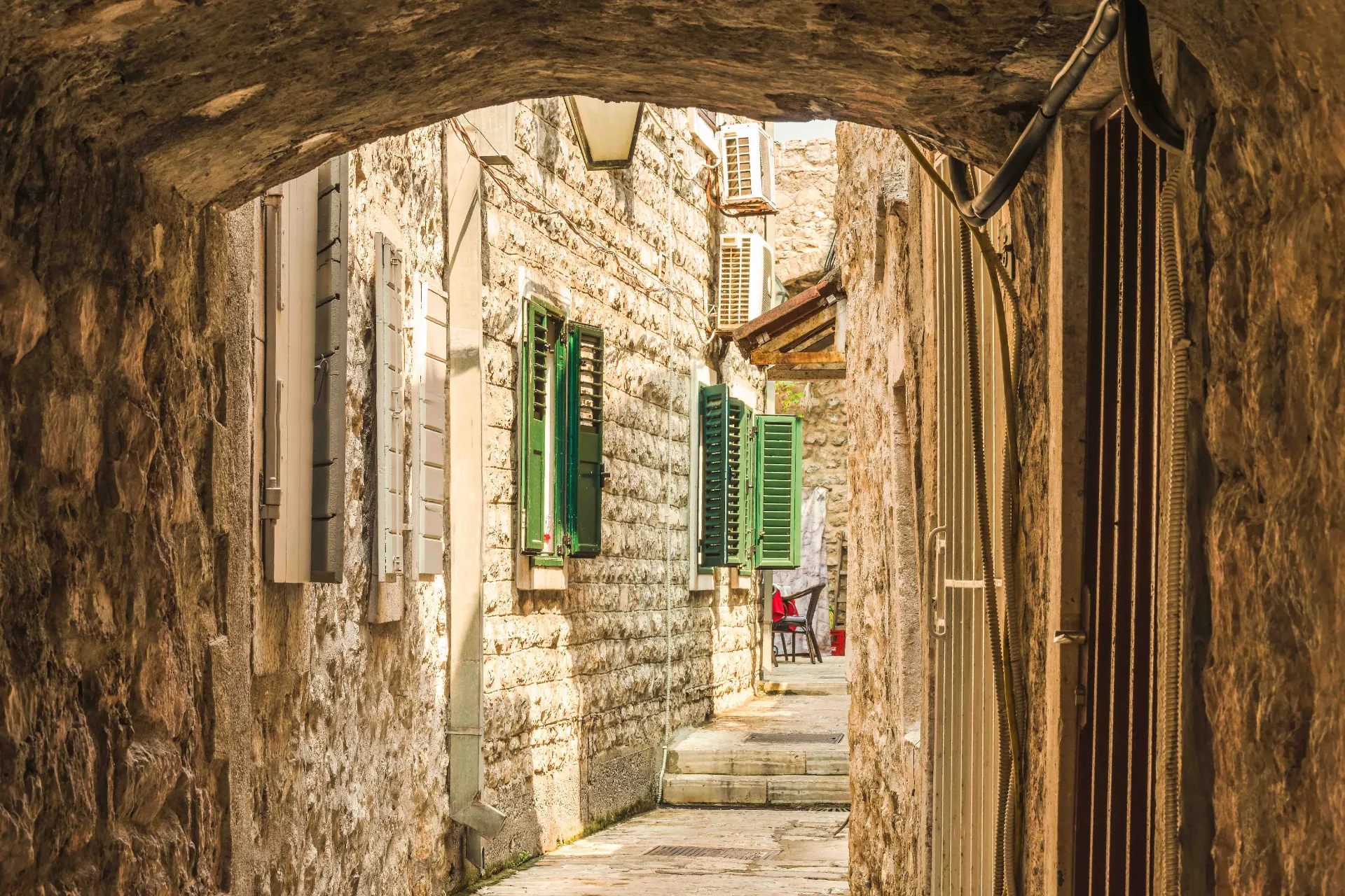 Scenebillede fra den gamle by i Budva