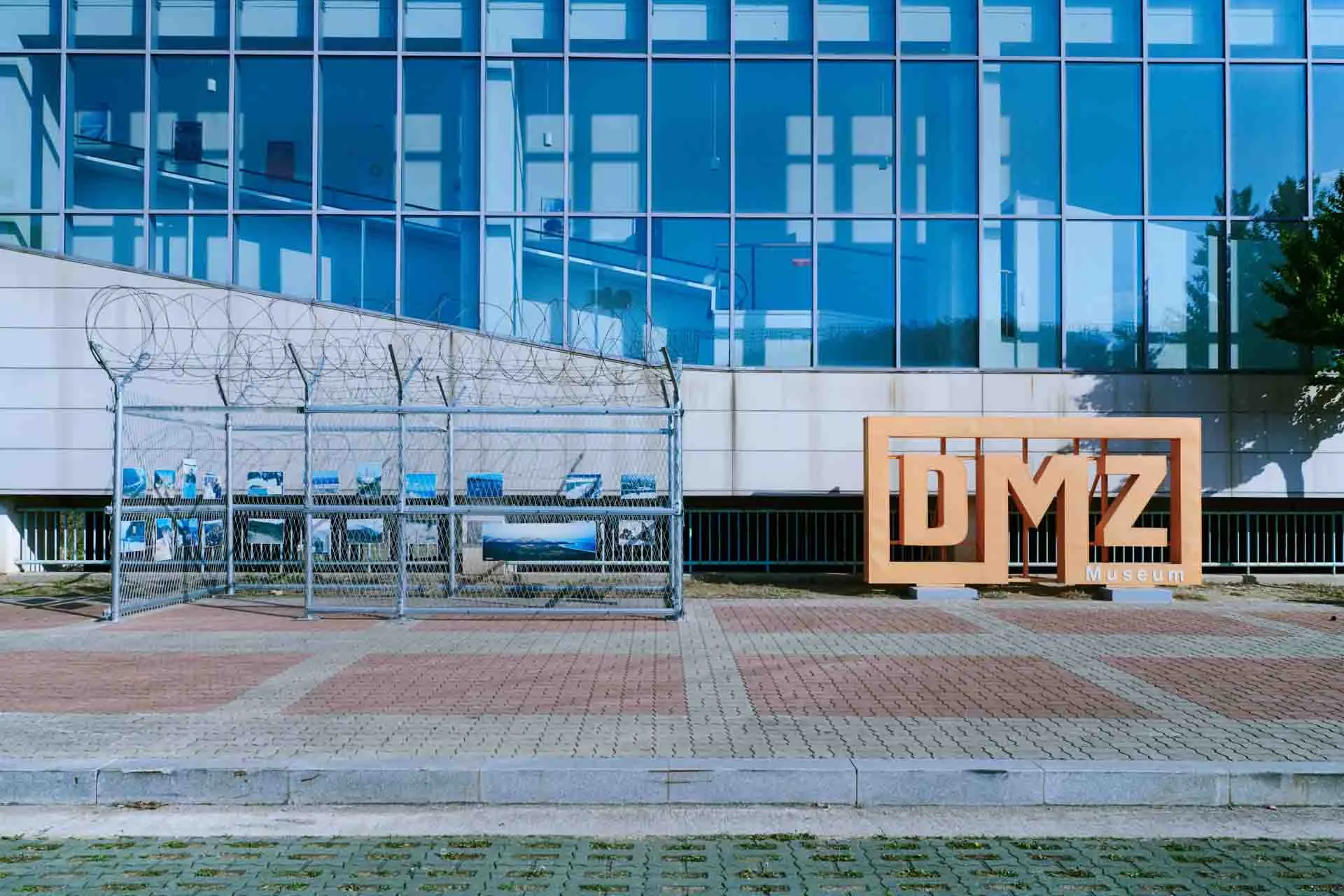 DMZ (Demilitarized Zone) – grænsen mellem Nord- og Sydkorea DMZ (Demilitarized Zone) – grænsen mellem Nord- og Sydkorea