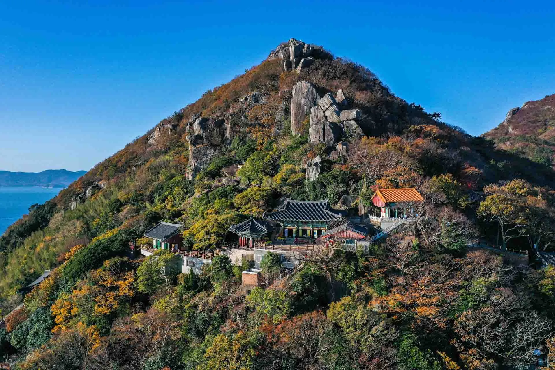 Hyangiram-templet i Jeollanam – et klippetempel med storslået havudsigt, kendt som et pilgrimssted Hyangiram-templet i Jeollanam – et klippetempel med storslået havudsigt, kendt som et pilgrimssted