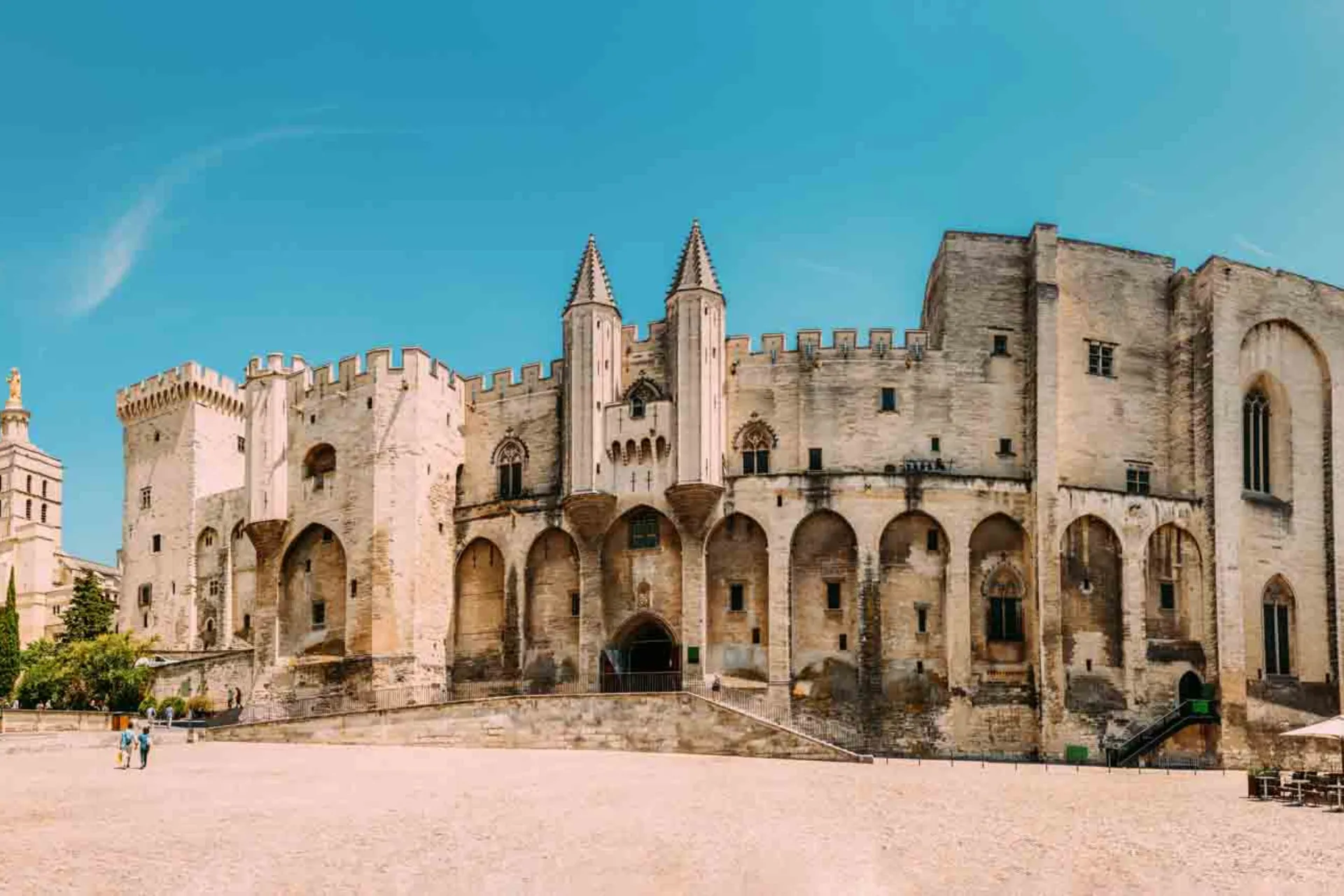 Pavernes Palads - ét af Europas største gotiske paladser