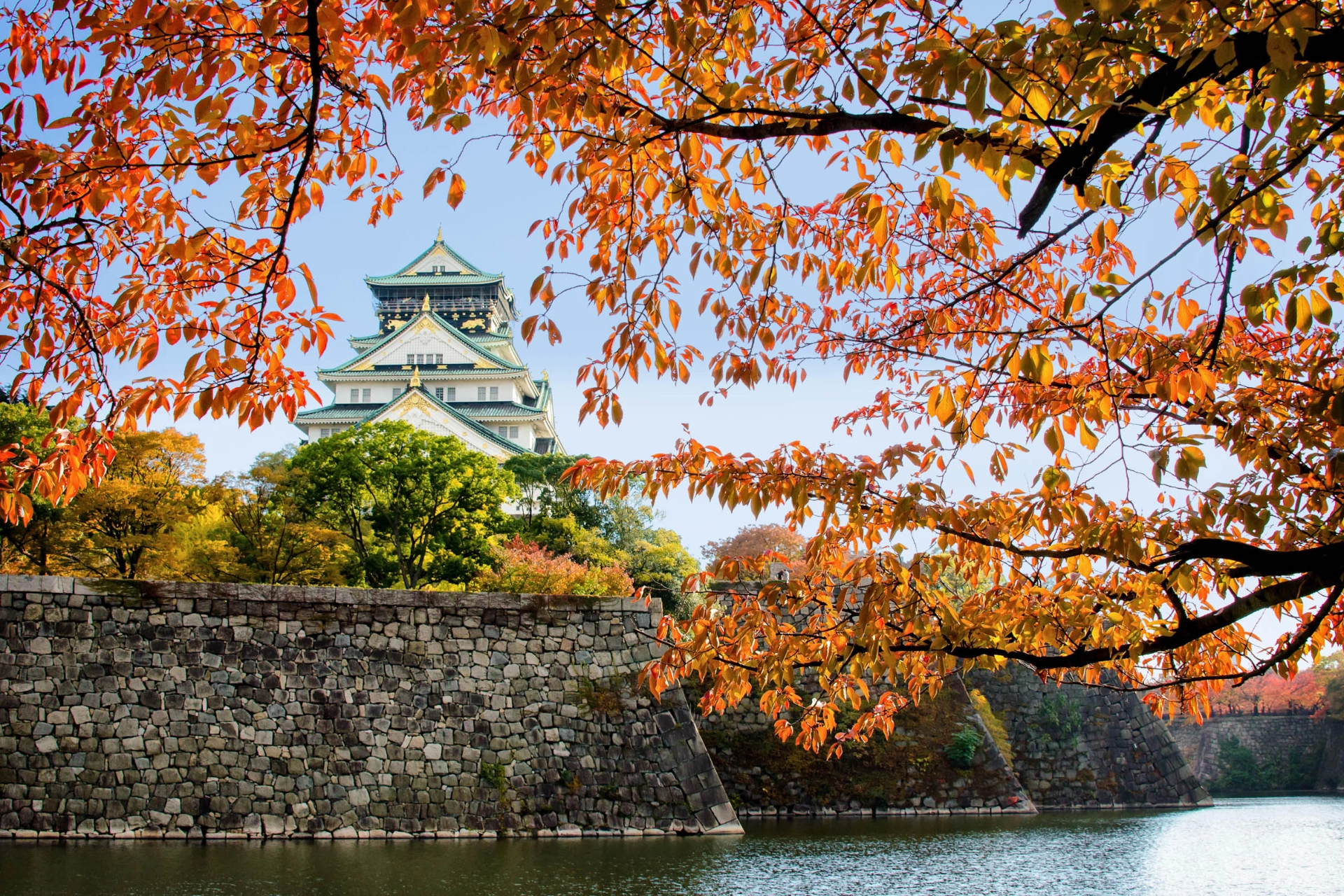 Osaka Castle, indrammet af smukke efterårsfarver