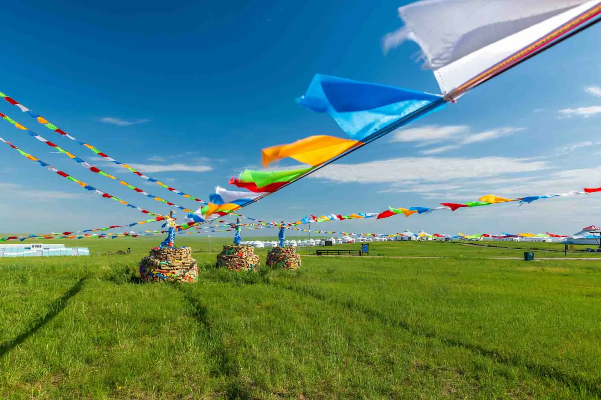 Ovoo’er med bønneflag på stepperne