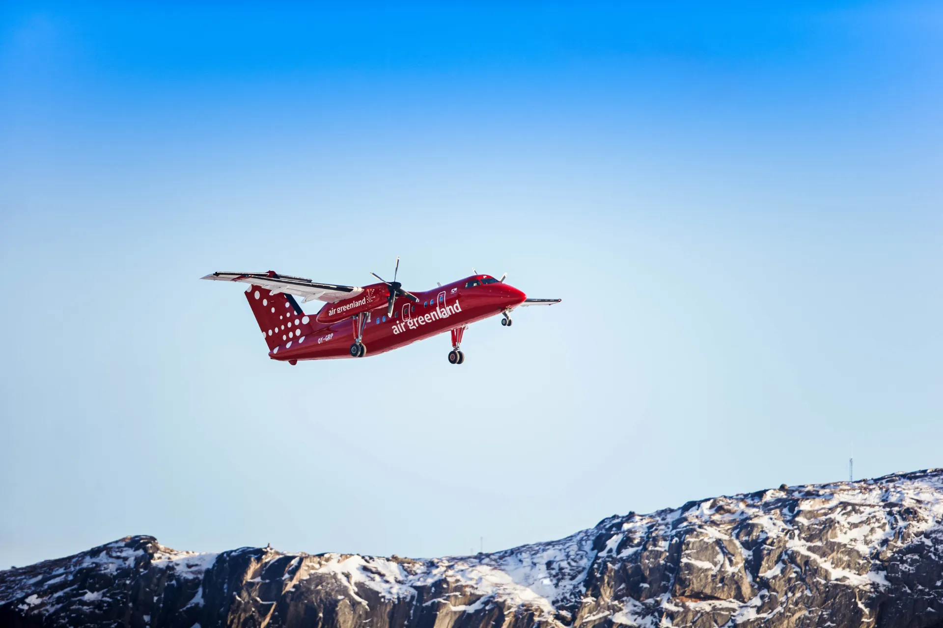 Lettende fly over Kangerlussuaq Airport Lettende fly over Kangerlussuaq Airport