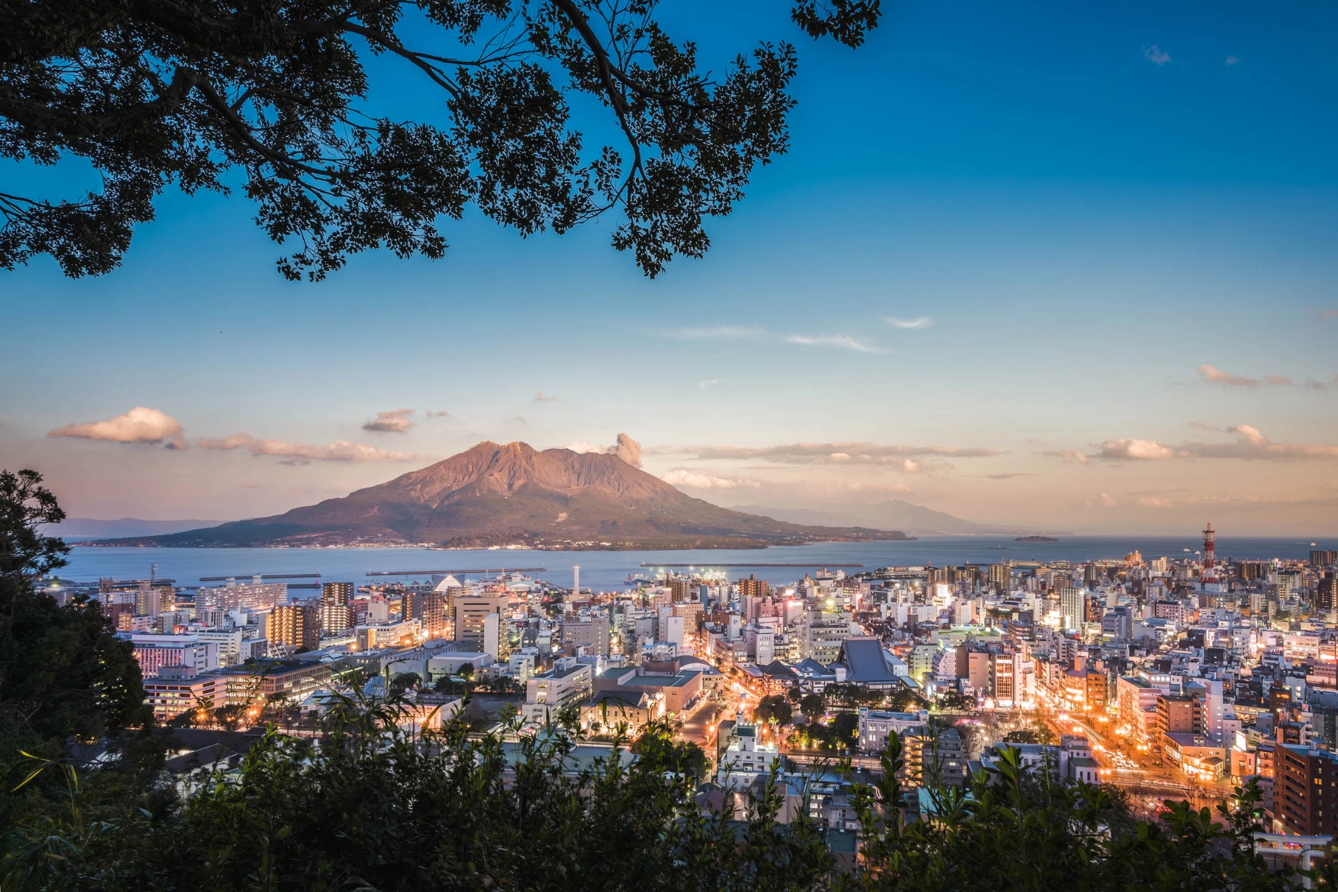 Kagoshima med den imponerende vulkan Sakurajima i baggrunden