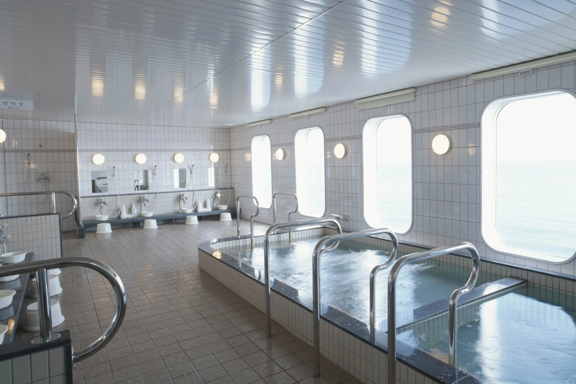 Et traditionelt japansk onsen-bad på færgen til Maizuru