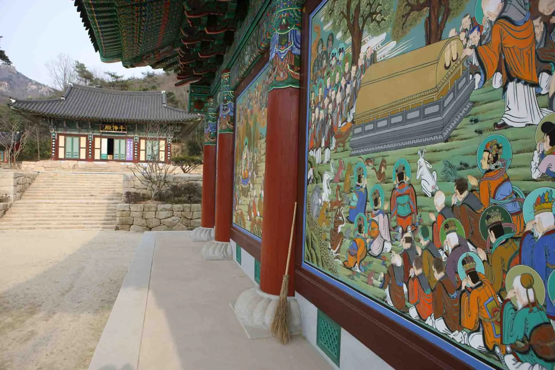 Dogapsa-templet i Yeongam – et historisk buddhistisk tempel kendt for sine farverige vægmalerier og rolige atmosfære Dogapsa-templet i Yeongam – et historisk buddhistisk tempel kendt for sine farverige vægmalerier og rolige atmosfære
