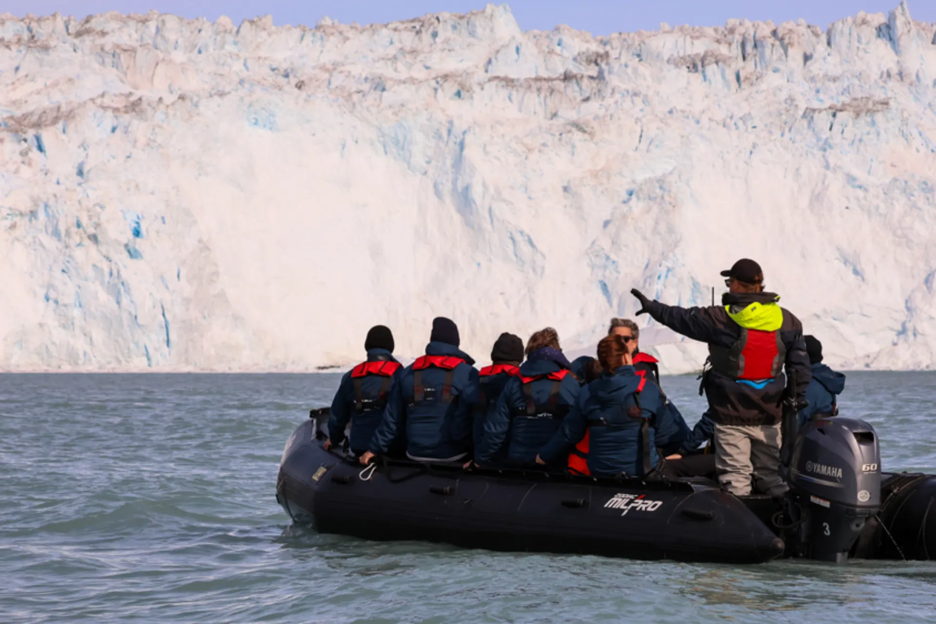 Gletsjeren ved Eqip Sermia rejser sig 30 meter over fjordens overflade