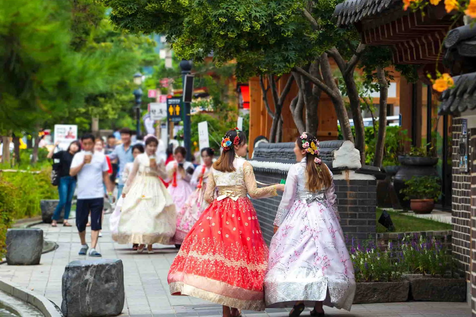 Jeonju Hanok Village – besøgende i traditionelle hanbok-dragter giver området en særlig stemning Jeonju Hanok Village – besøgende i traditionelle hanbok-dragter giver området en særlig stemning