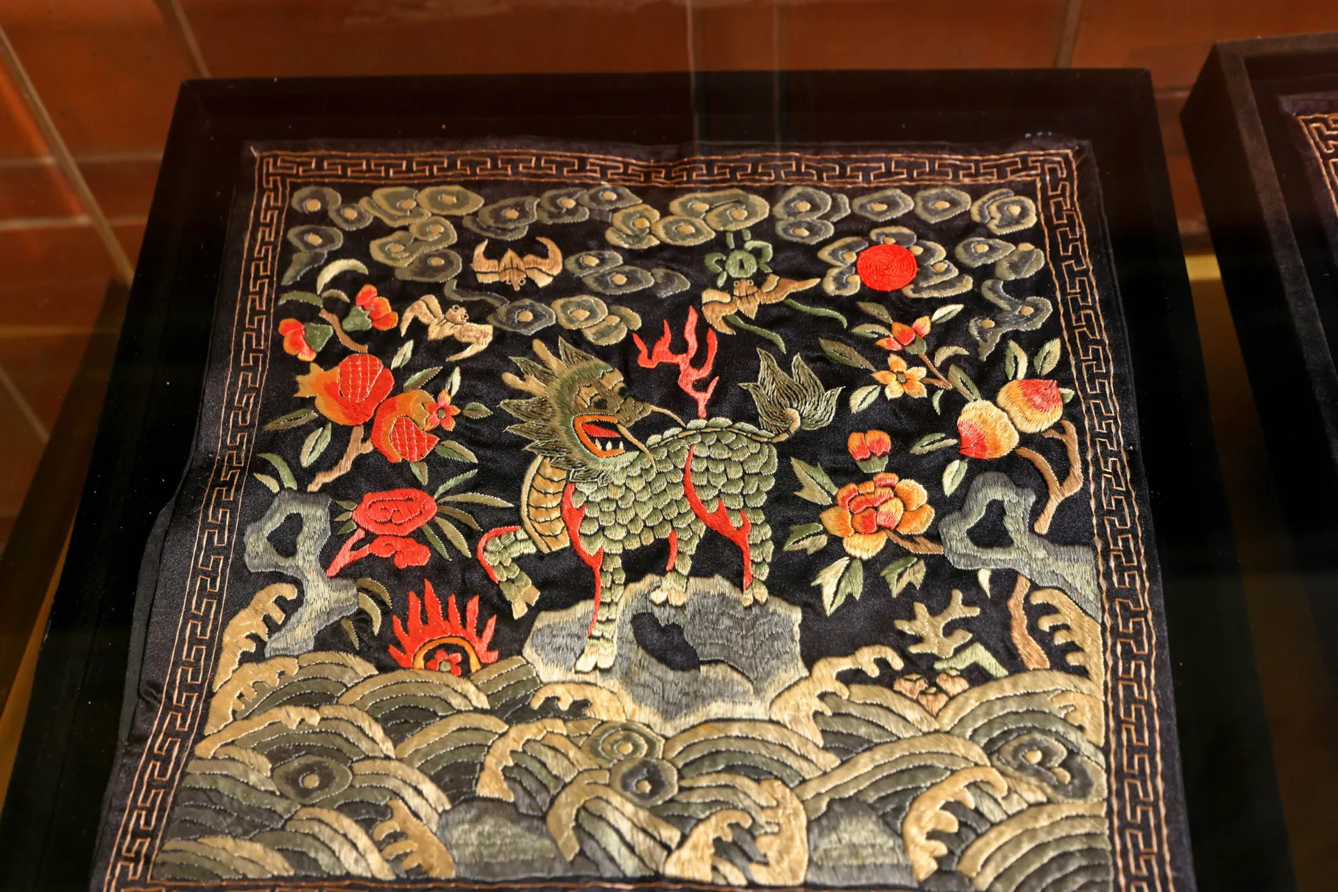 Traditionelt kinesisk embedsbroderi, ofte kaldet en mandarin firkant Traditionelt kinesisk embedsbroderi, ofte kaldet en mandarin firkant