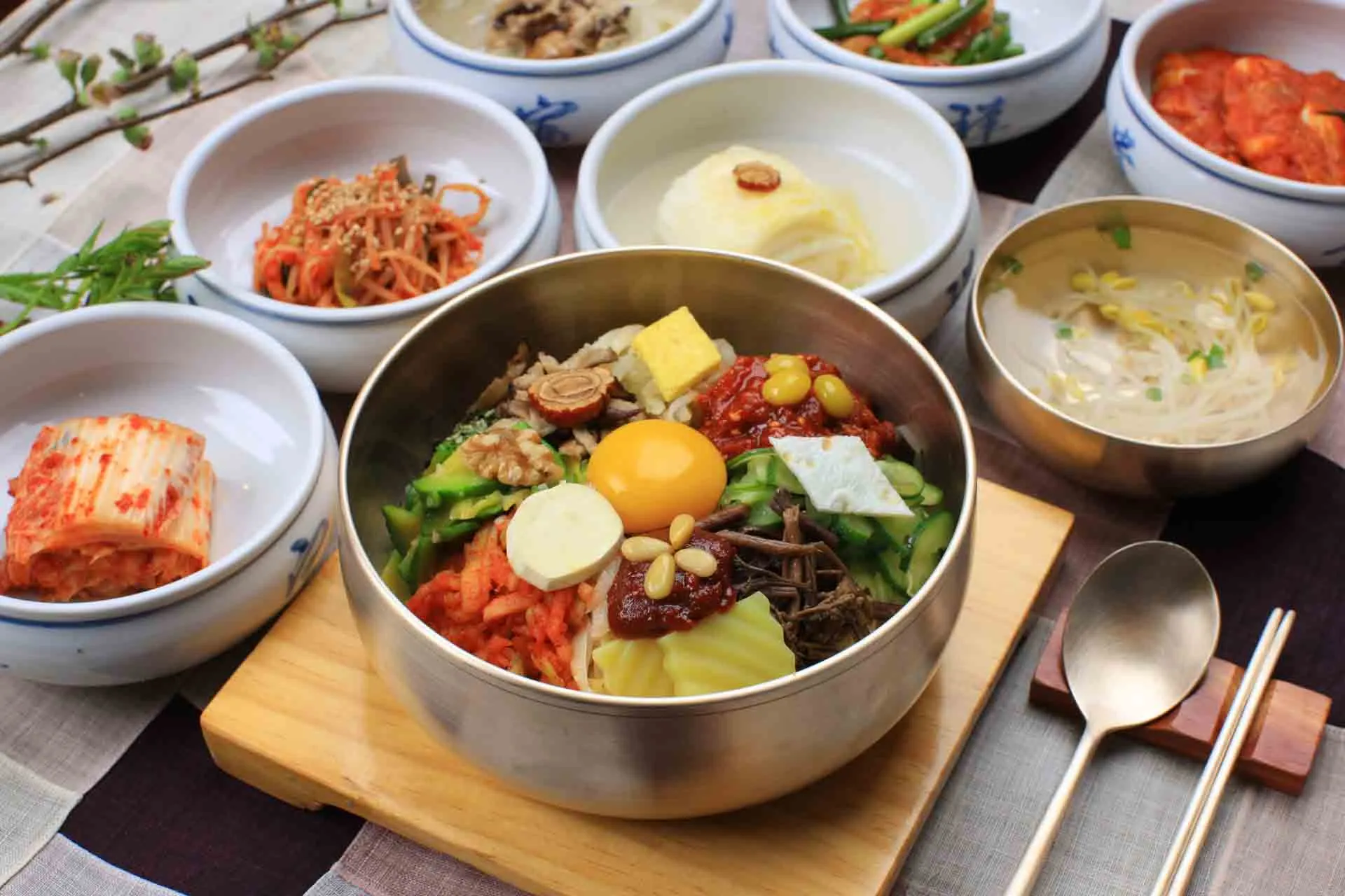 Bibimbap fra Jeonju – en af Koreas mest berømte retter, serveret med ris, grøntsager, kød og æg Bibimbap fra Jeonju – en af Koreas mest berømte retter, serveret med ris, grøntsager, kød og æg