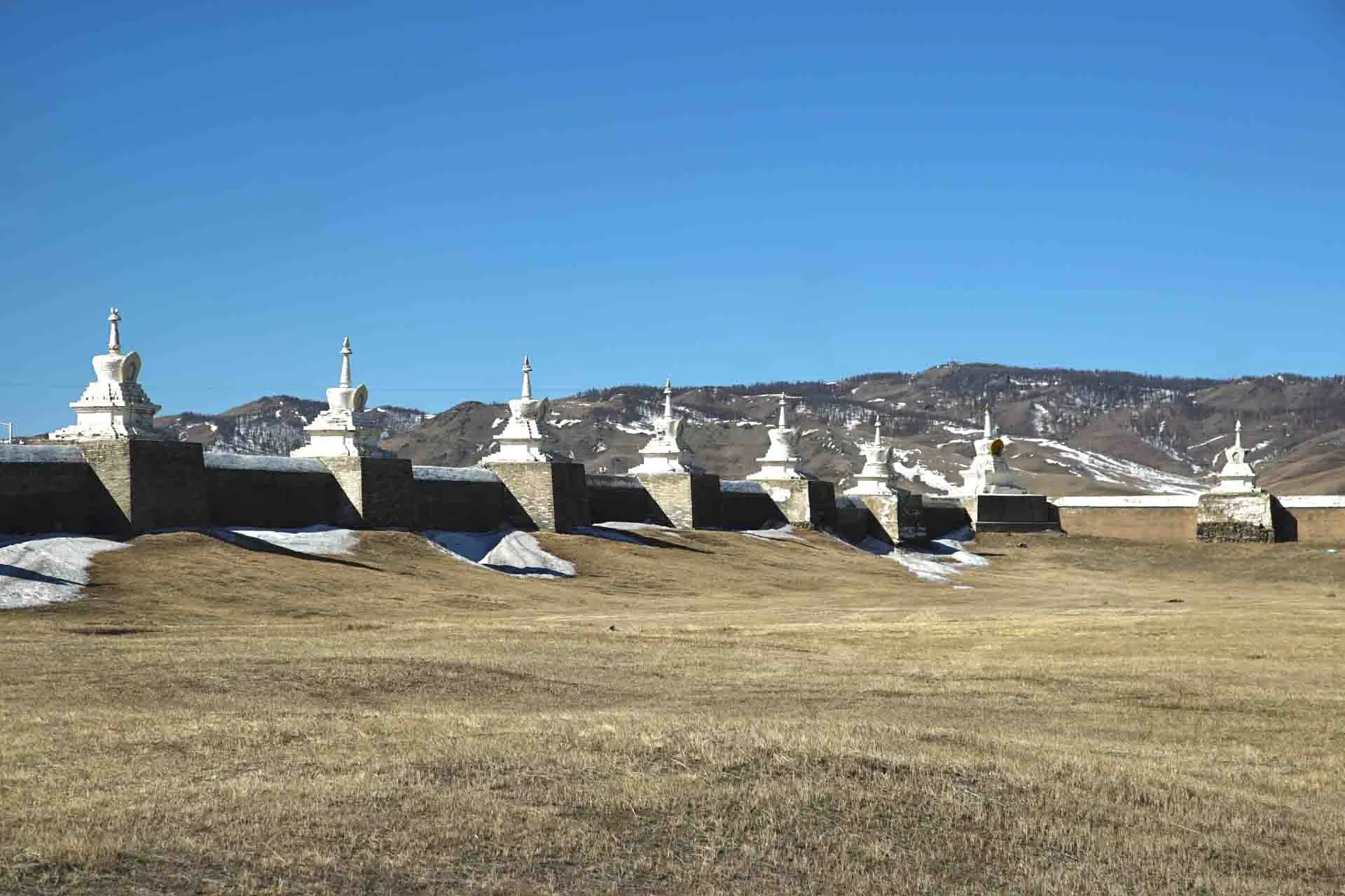 Stupaer ved Erdene Zuu-klostret nær Karakorum – Mongoliets ældste buddhistiske kloster