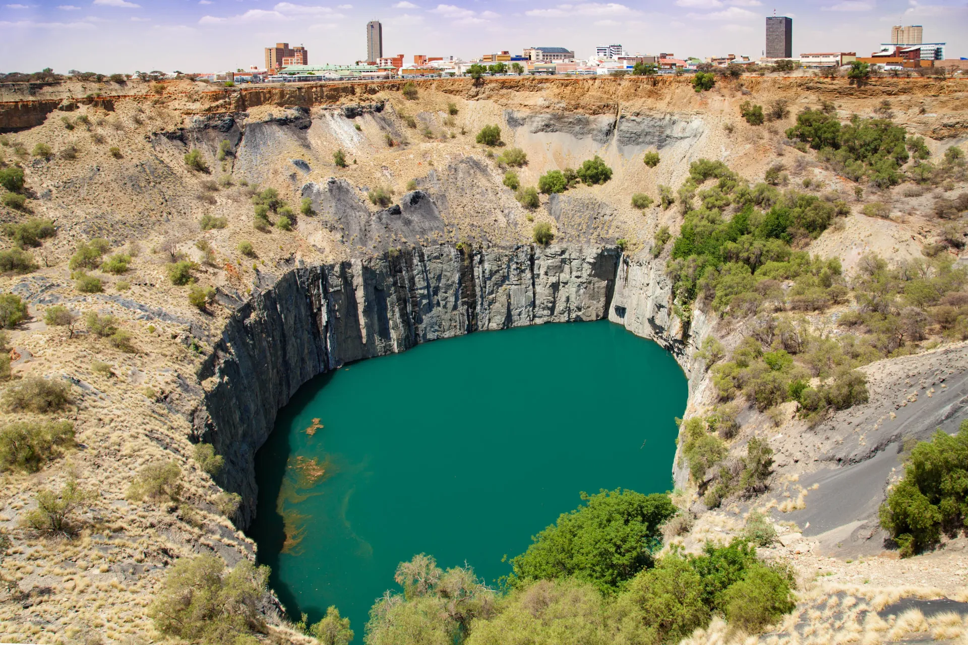 "The Big Hole" i Kimberley – et enormt, historisk diamantminekrater fyldt med vand "The Big Hole" i Kimberley – et enormt, historisk diamantminekrater fyldt med vand