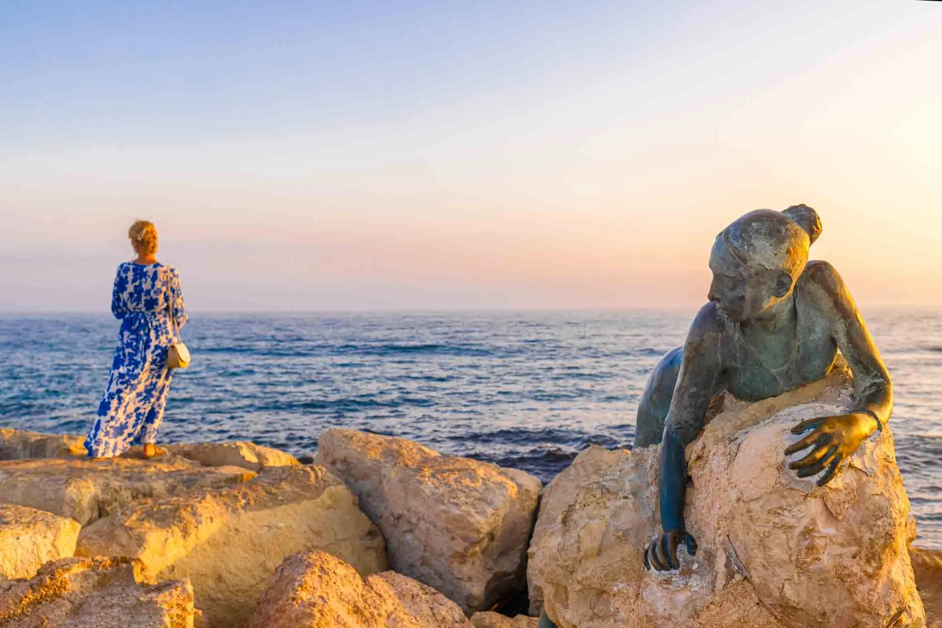 Skulpturen “Sol Alter” ved kystpromenaden i Paphos - hylder Afrodite